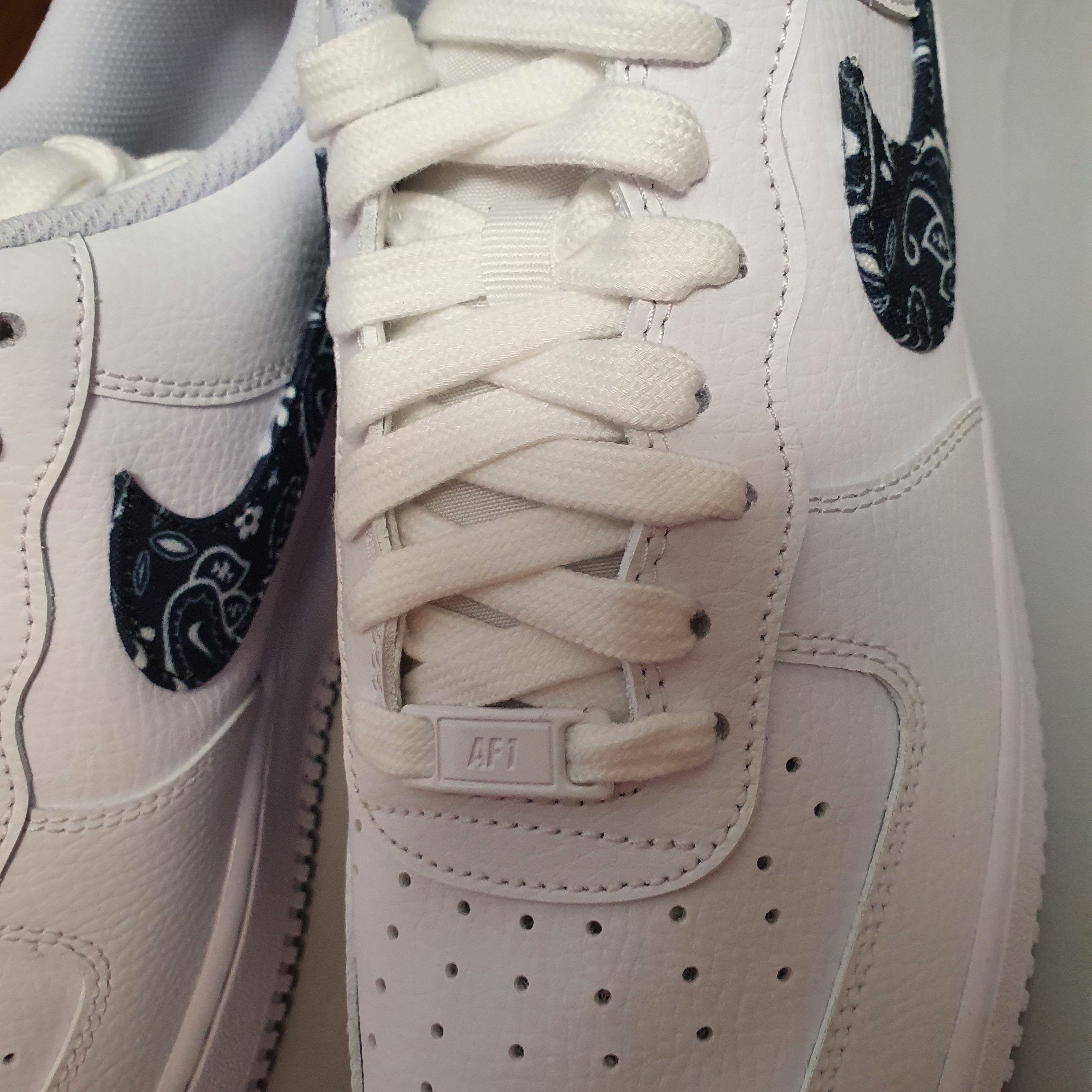 (W) Nike Air Force 1 '07 Essential Paisley Swoosh White Black 착용 스타일 - 2