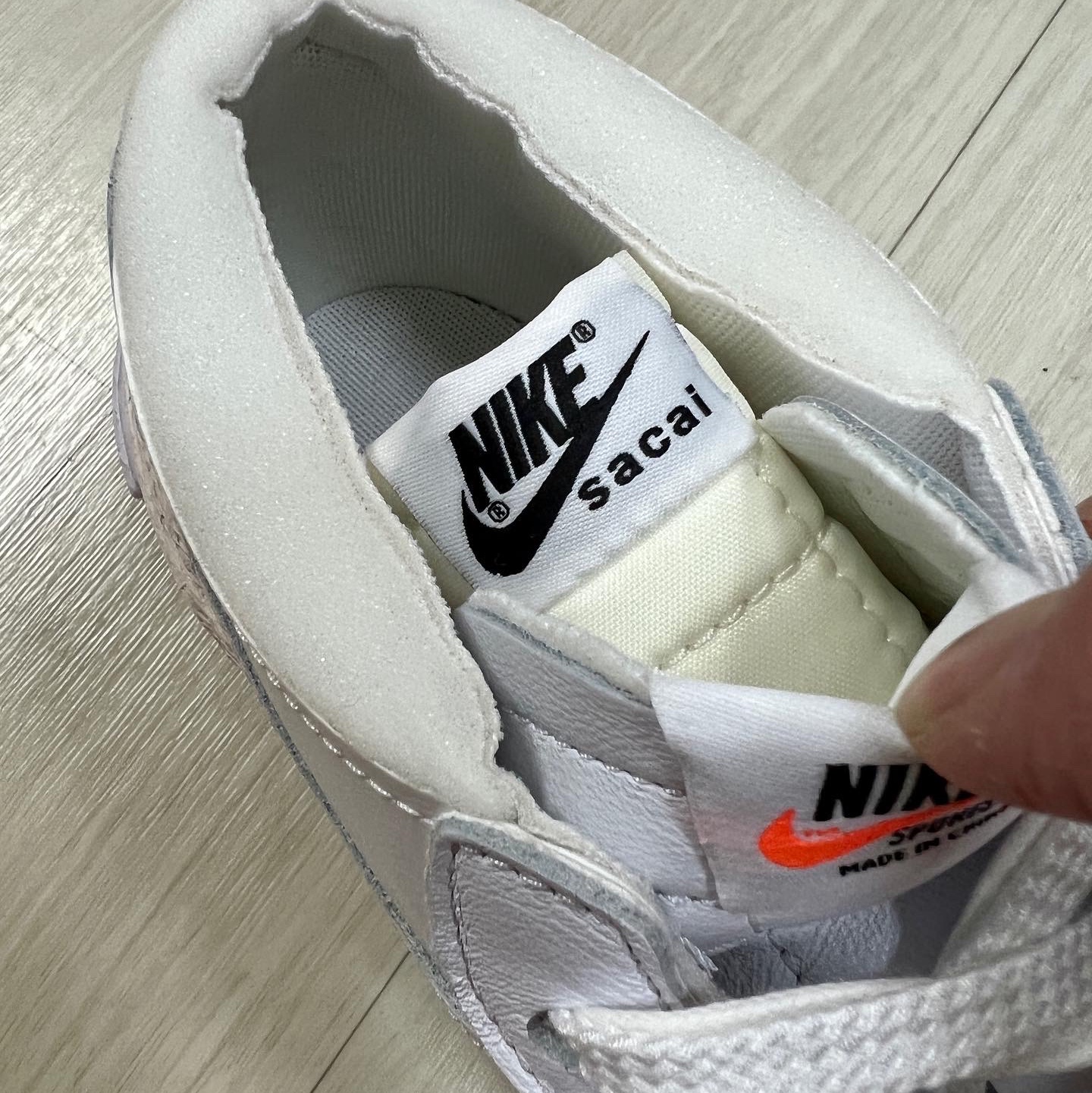 Nike x Sacai Blazer Low White Patent Leather 착용 스타일 - 3