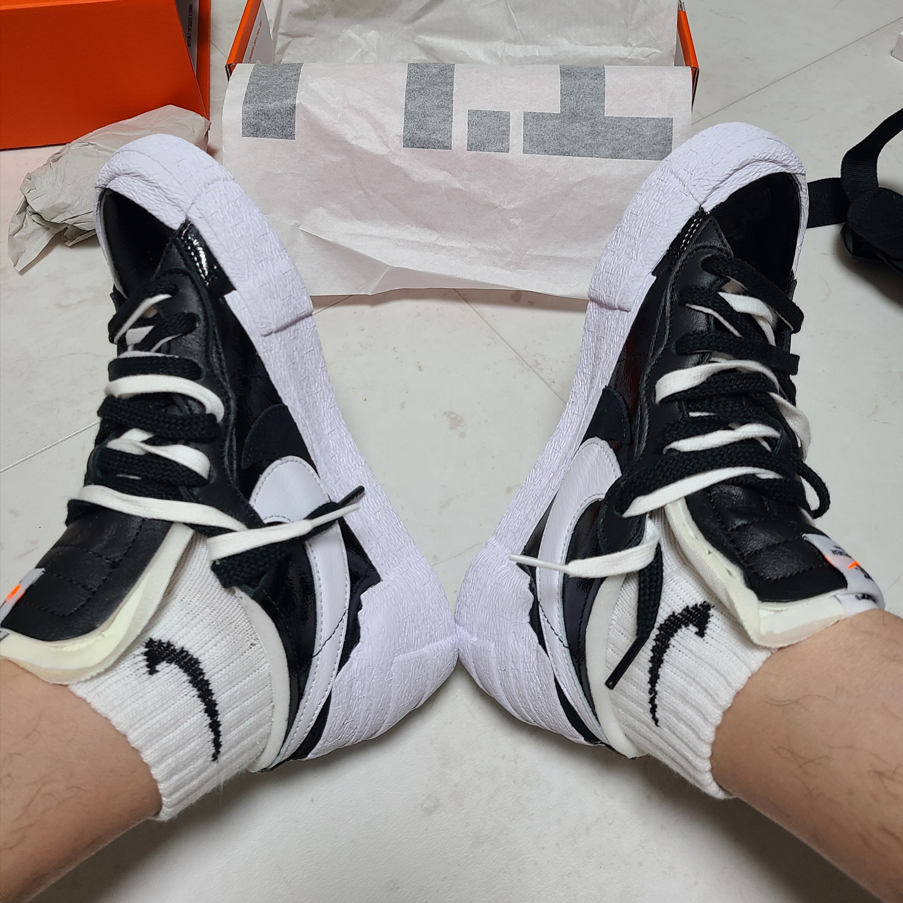 Nike x Sacai Blazer Low Black Patent Leather 착용 스타일 - 1