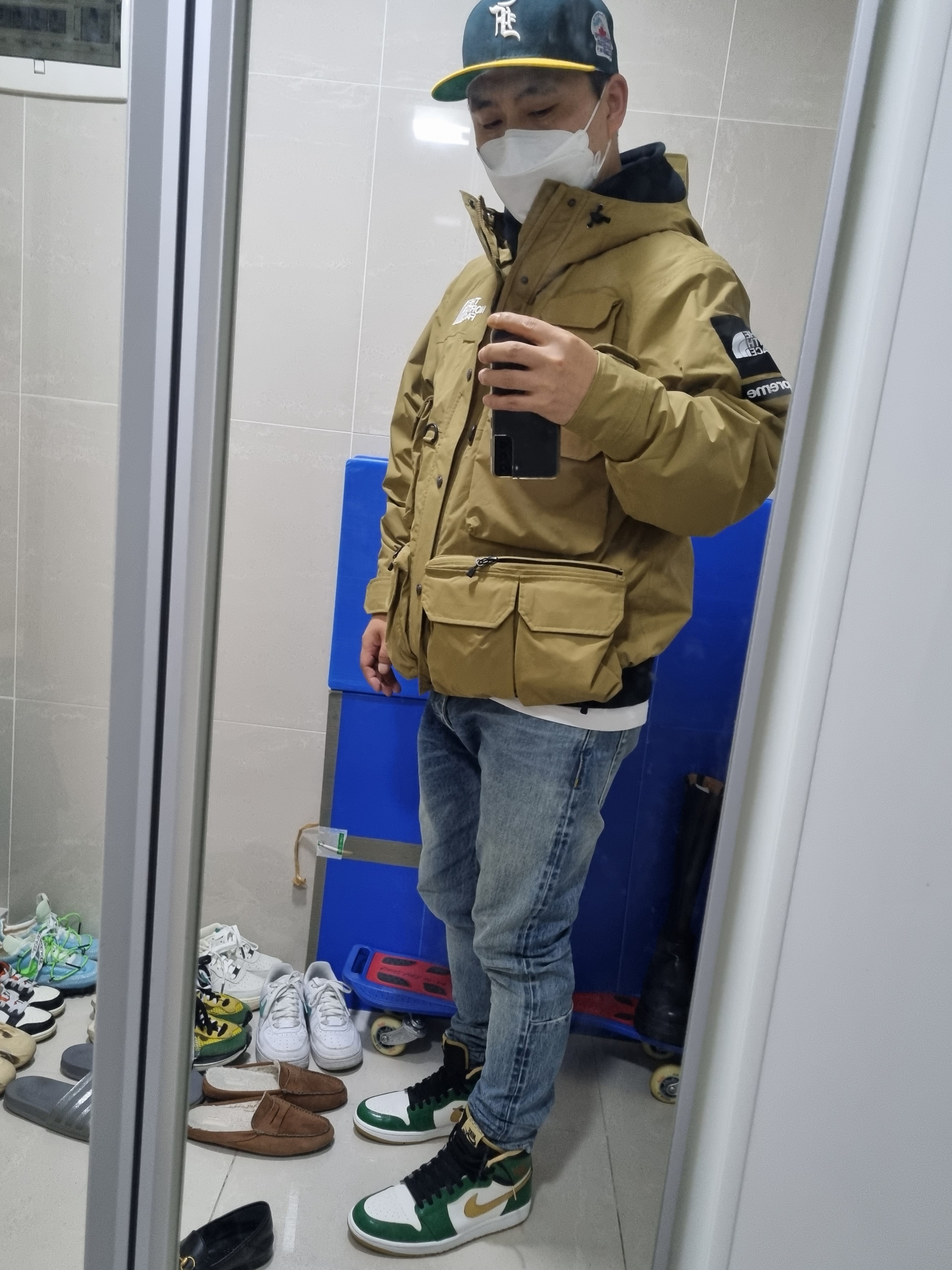 Supreme x The North Face Cargo Jacket Gold - 20SS, Jordan 1 Retro High OG Celtics 착용 스타일