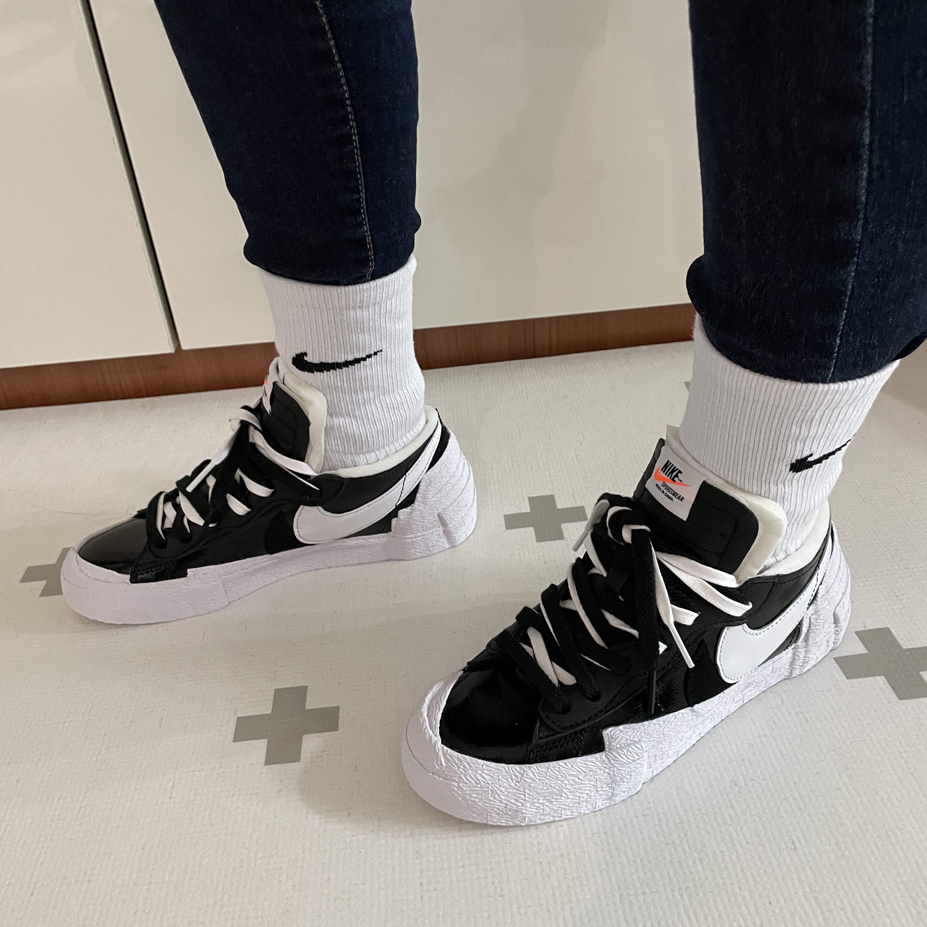 Nike x Sacai Blazer Low Black Patent Leather, Nike Dunk Low Retro Black 착용 스타일 - 1