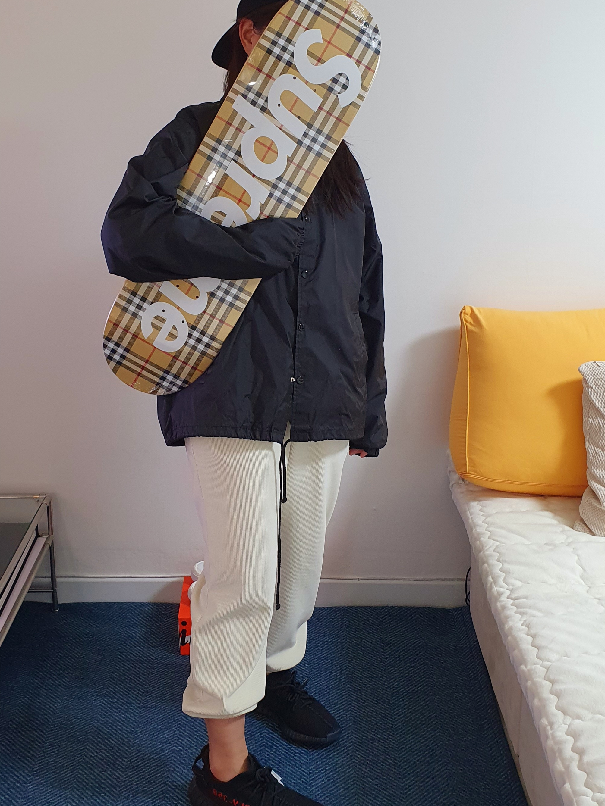 Supreme x Burberry Skateboard Deck Beige - 22SS, Adidas Yeezy Boost 350 V2 Black Red 2020 착용 스타일 - 1
