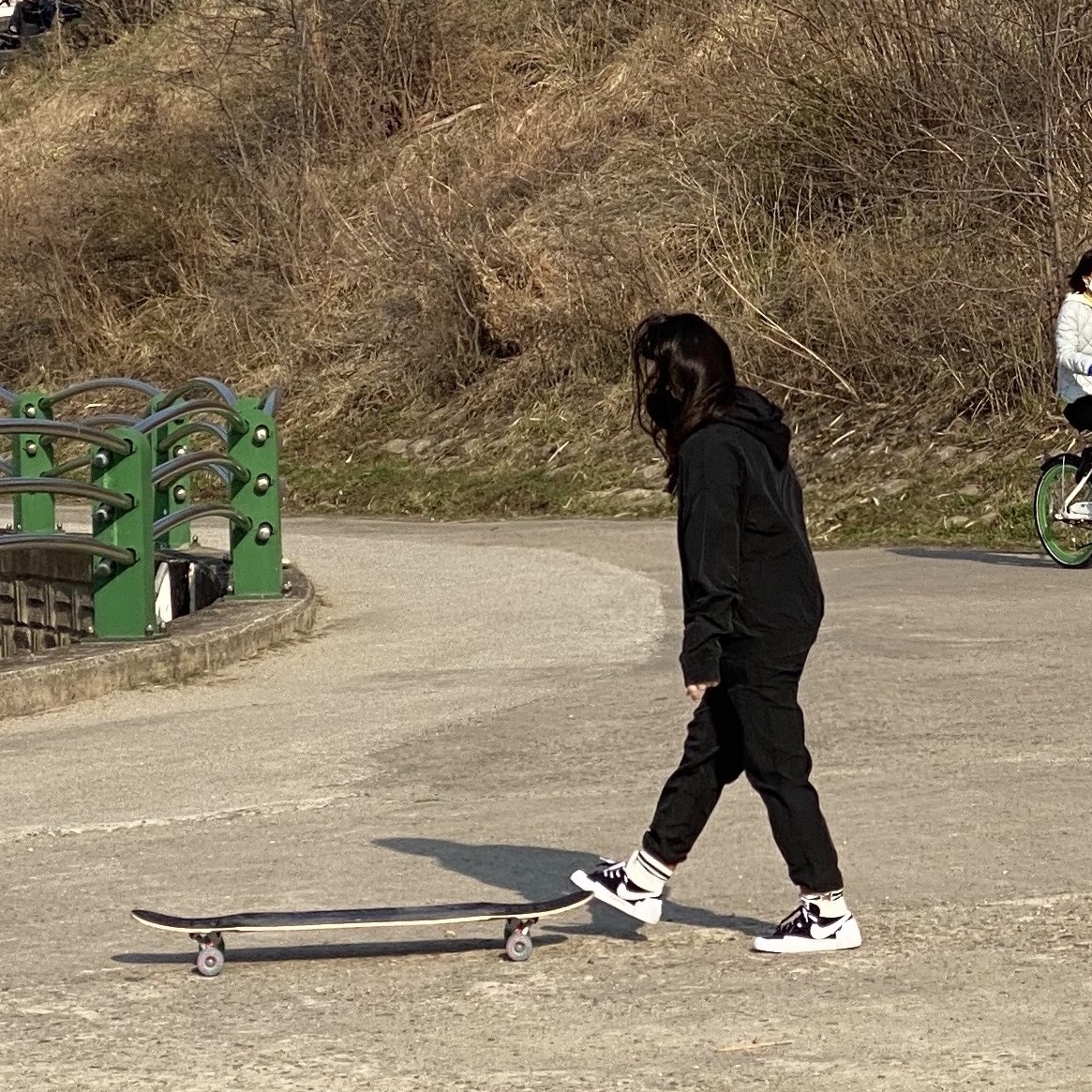 Nike x Sacai Blazer Low Black Patent Leather 착용 스타일 - 2
