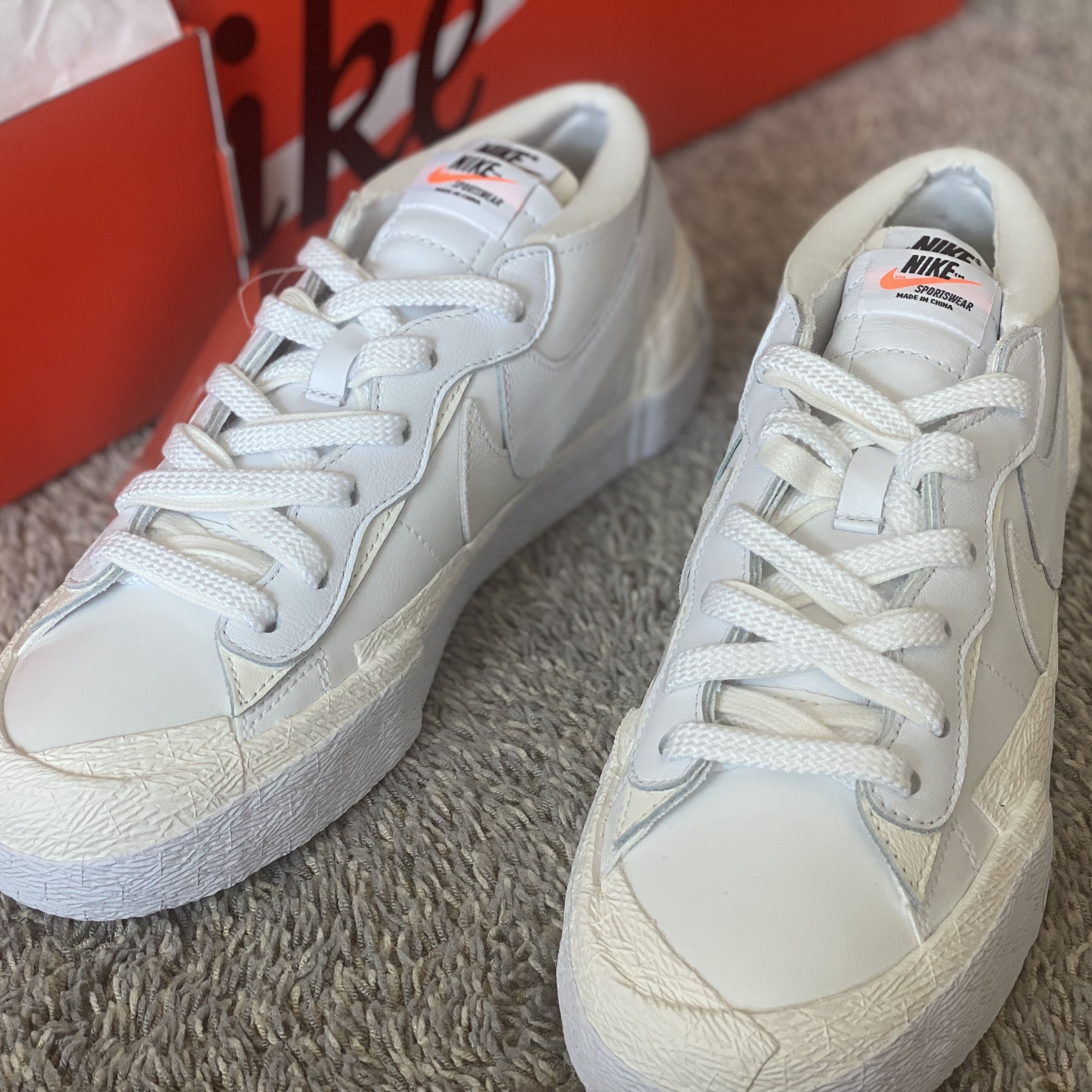 Nike x Sacai Blazer Low White Patent Leather 착용 스타일 - 1