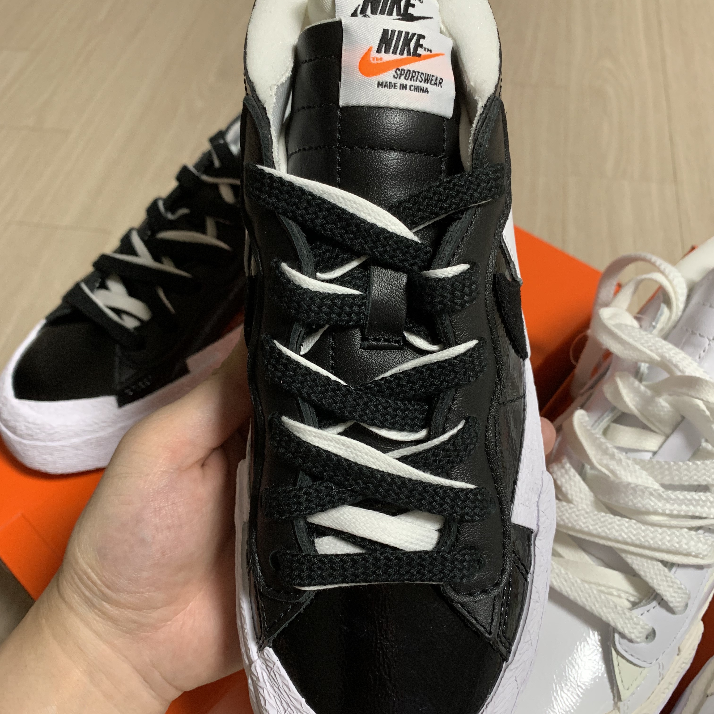 Nike x Sacai Blazer Low Black Patent Leather 착용 스타일 - 3
