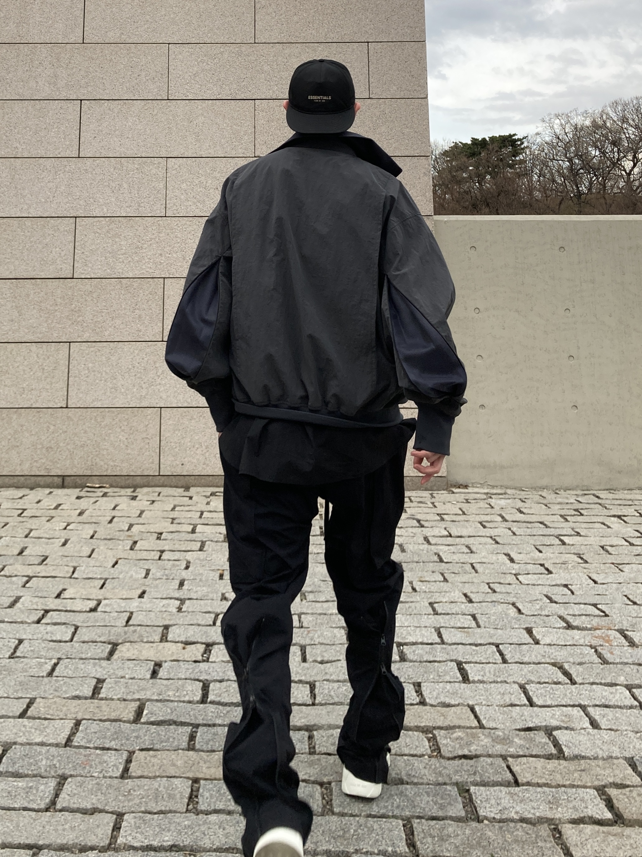 Essentials Backless Sneakers Black Grey, Essentials x New Era Retro Crown Strapback Black 착용 스타일 - 3