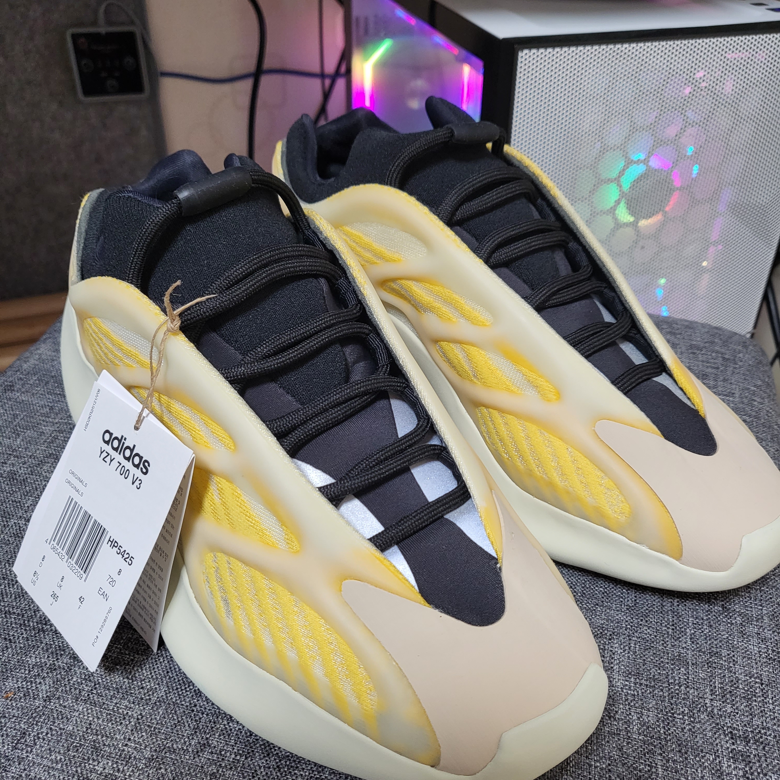 Adidas Yeezy 700 V3 Mono Safflower 착용 스타일
