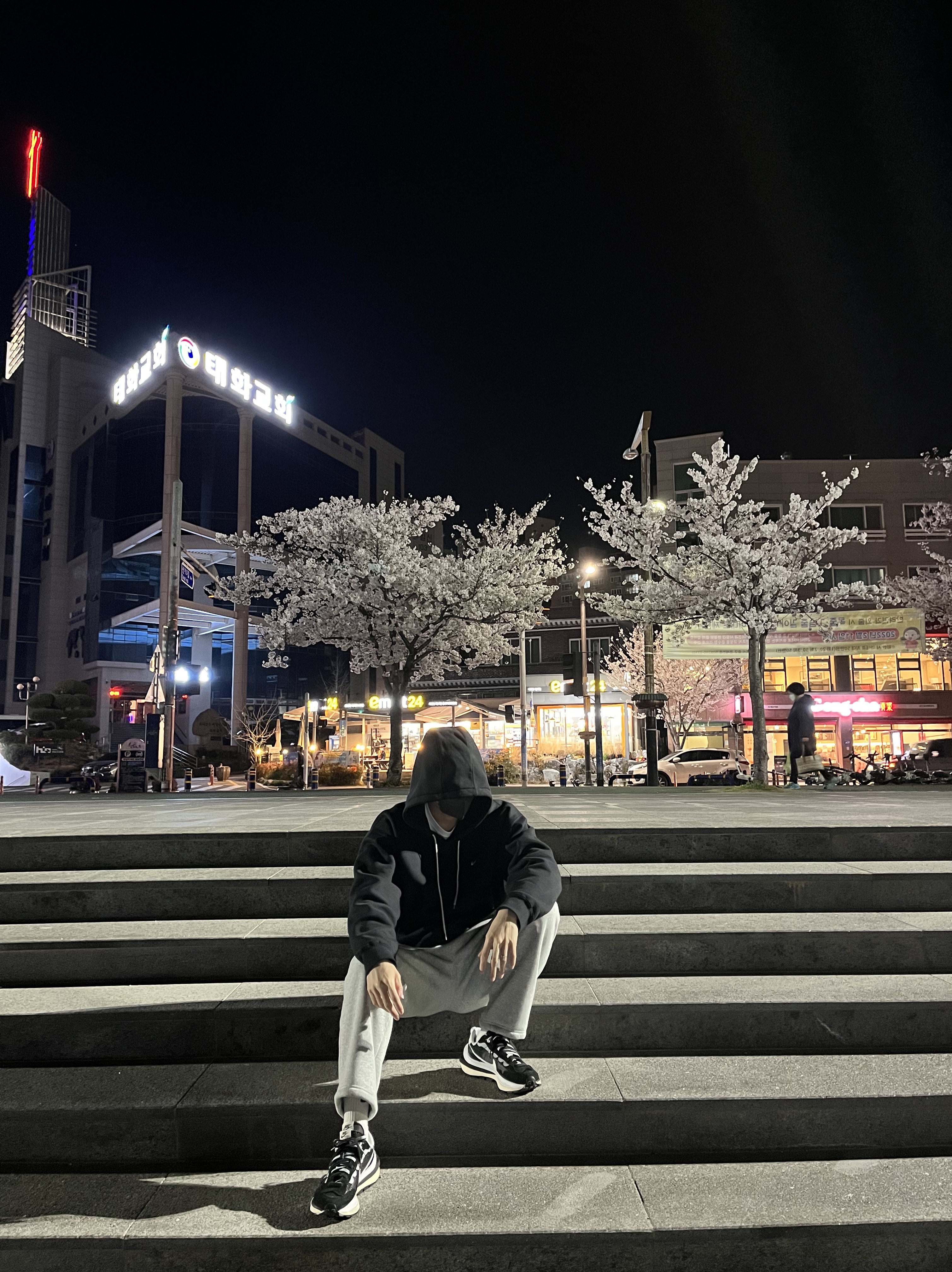 Nike x Sacai VaporWaffle Black White, Nike NRG Solo Swoosh Fleece Hoodie Black White - Asia 착용 스타일 - 1