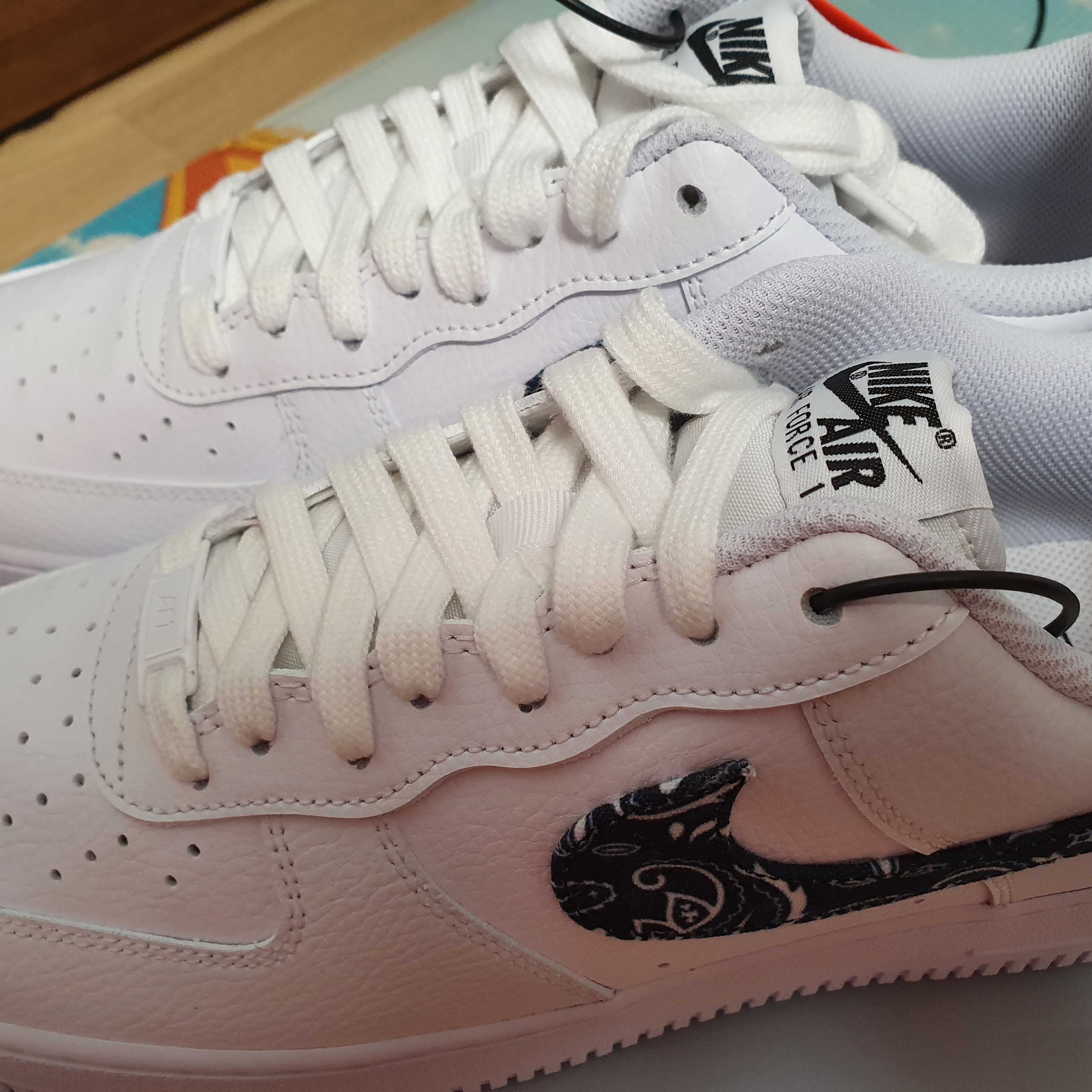(W) Nike Air Force 1 '07 Essential Paisley Swoosh White Black 착용 스타일 - 3