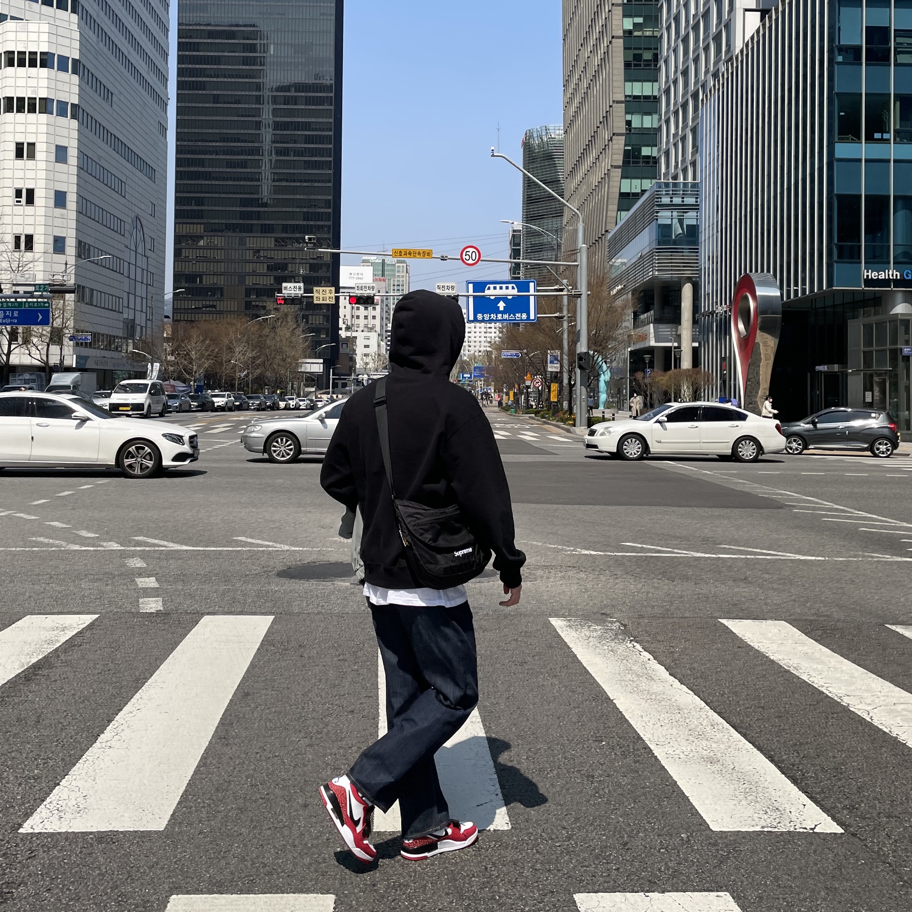 Supreme Small Box Hooded Sweatshirt Black - 22SS, Supreme Small Messenger Bag Black - 22SS 착용 스타일