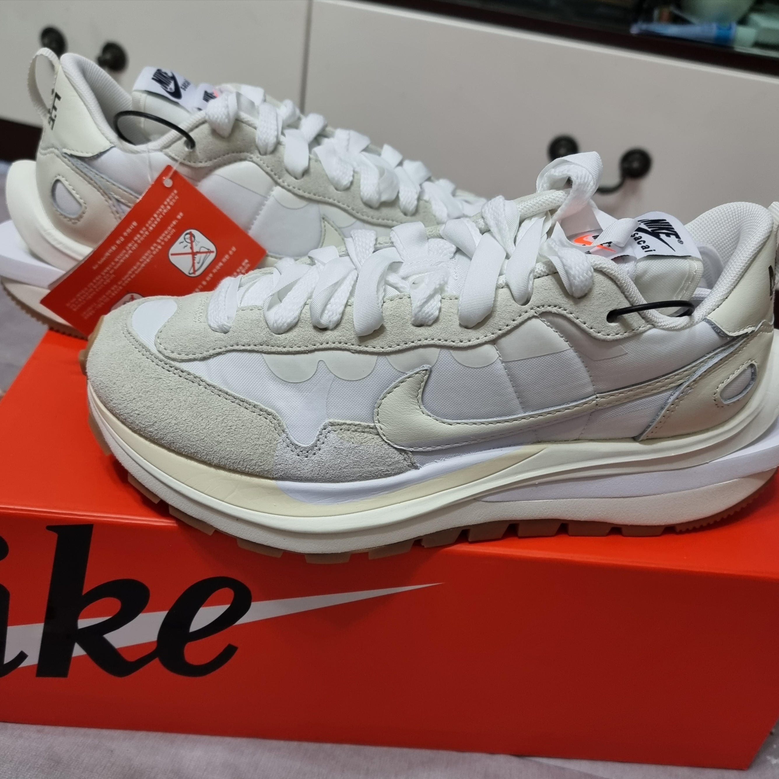 Nike x Sacai VaporWaffle White and Gum 착용 스타일