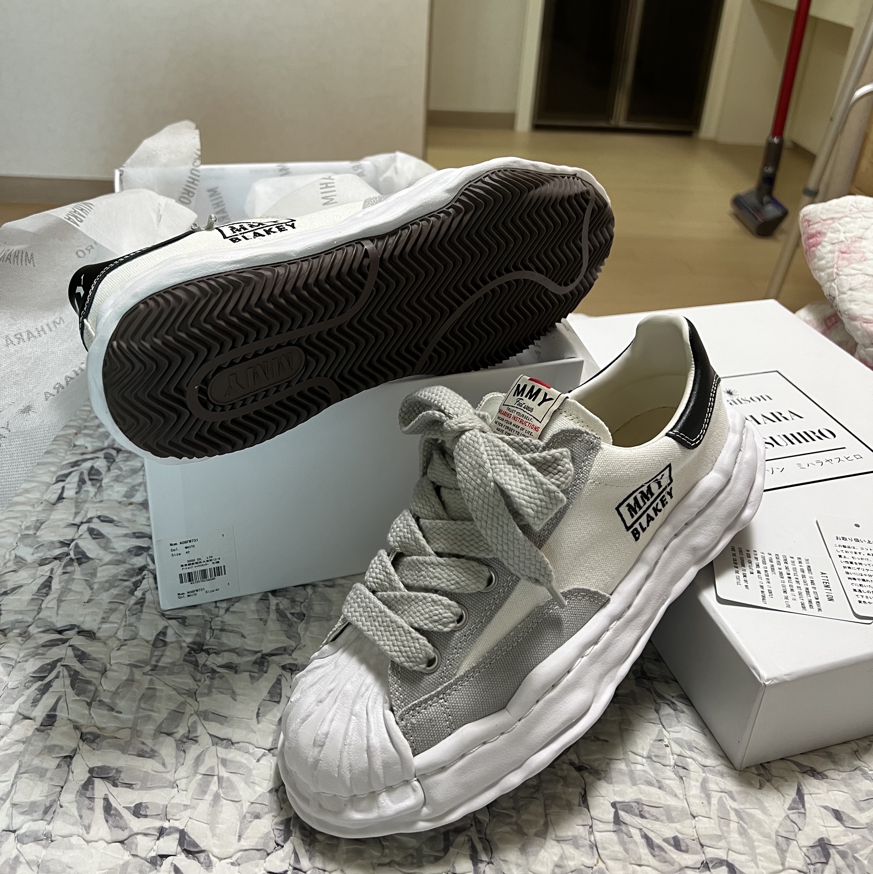 Maison Mihara Yasuhiro Blakey OG Sole Canvas Low-top Sneakers White 착용 스타일