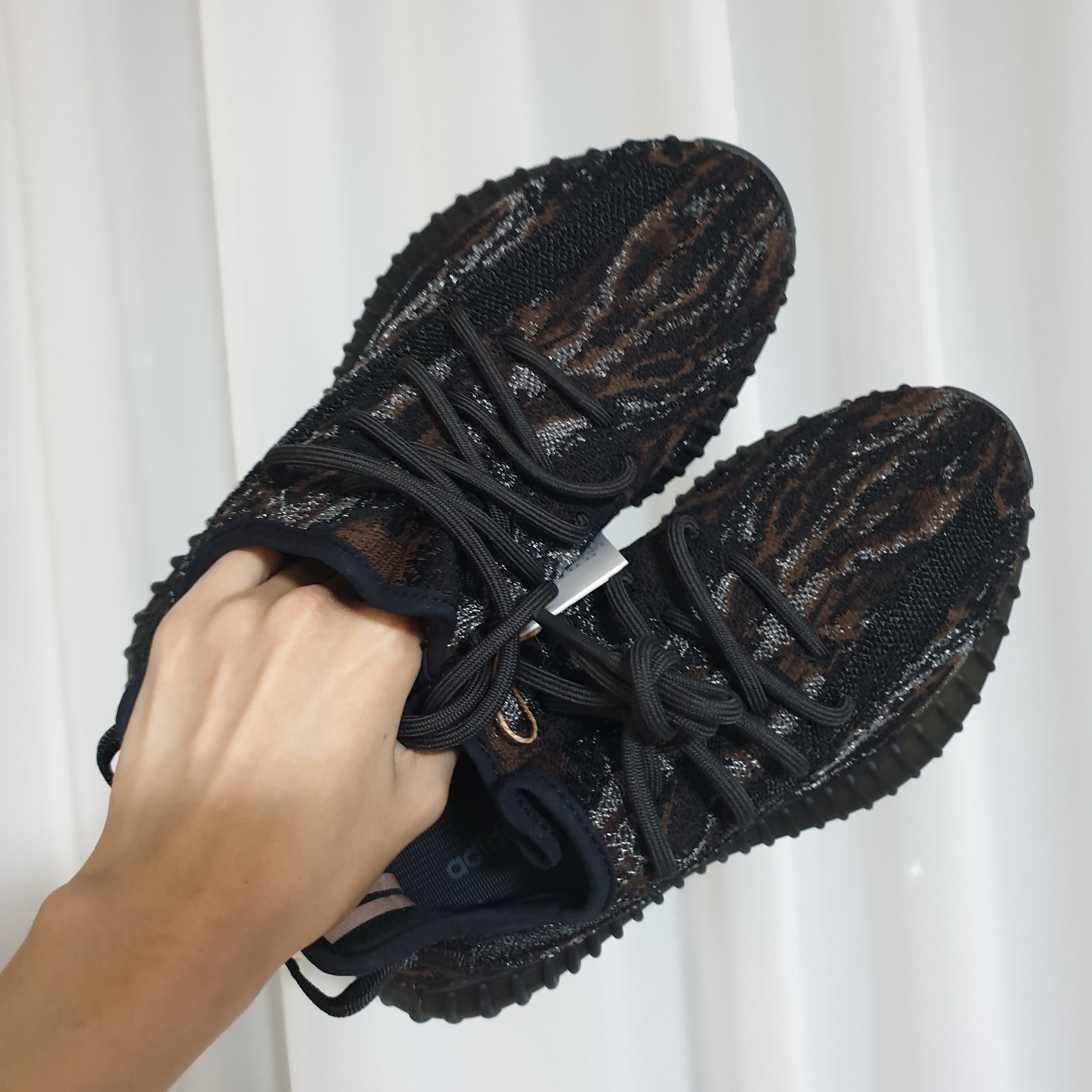 Adidas Yeezy Boost 350 V2 MX Rock 착용 스타일 - 3