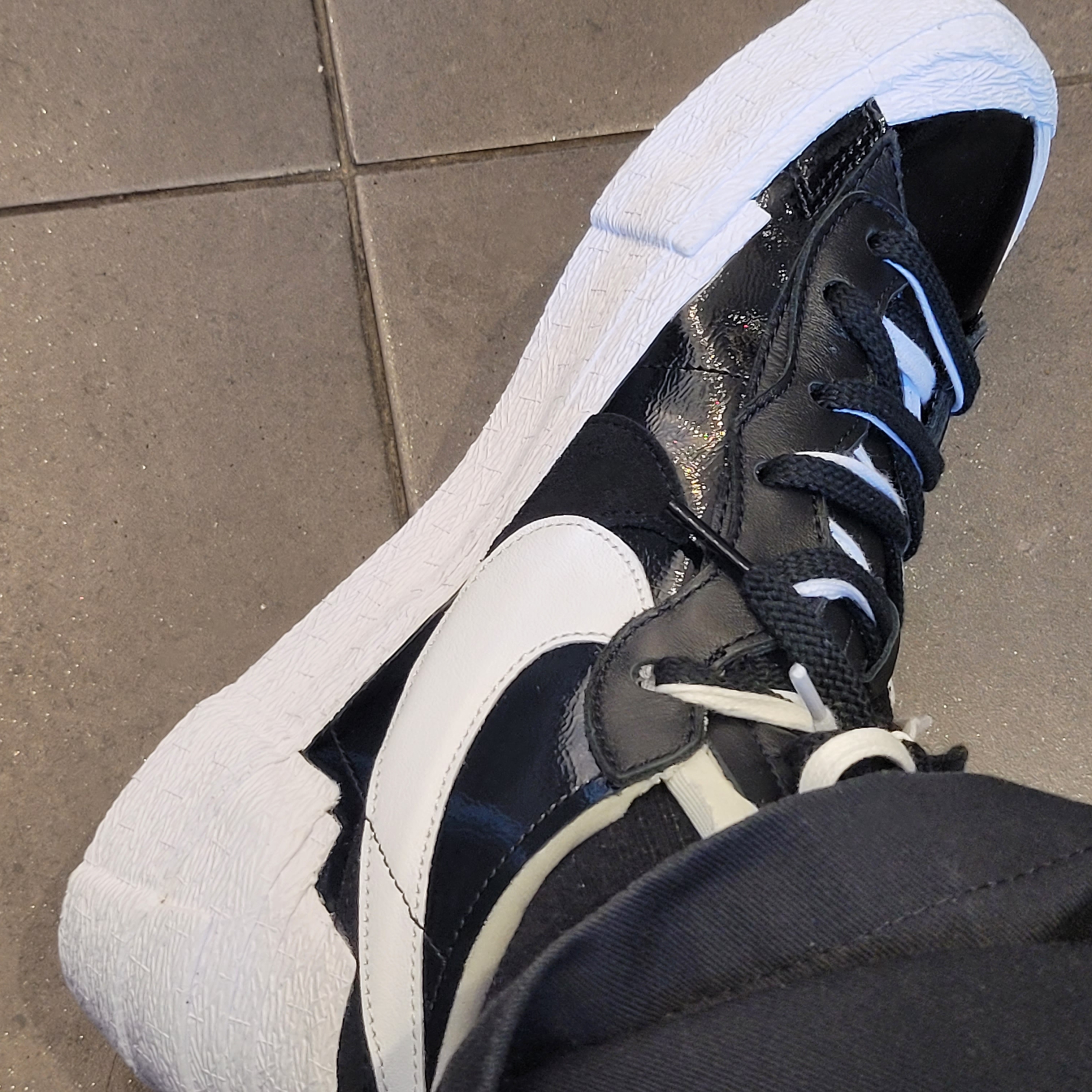 Nike x Sacai Blazer Low Black Patent Leather 착용 스타일 - 4