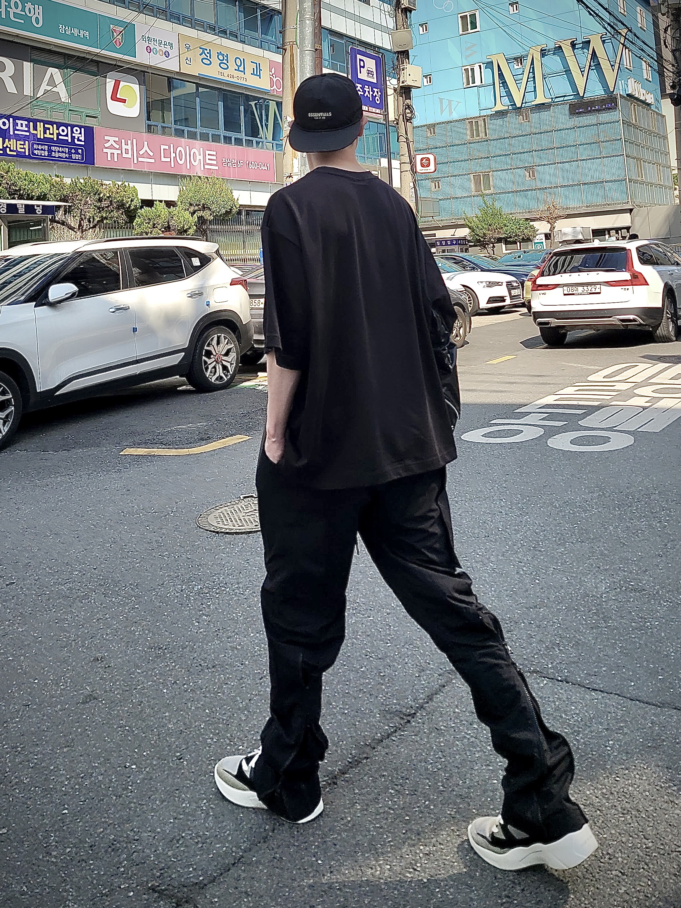 Essentials Backless Sneakers Black Grey, Essentials x New Era Retro Crown Strapback Black 착용 스타일 - 1