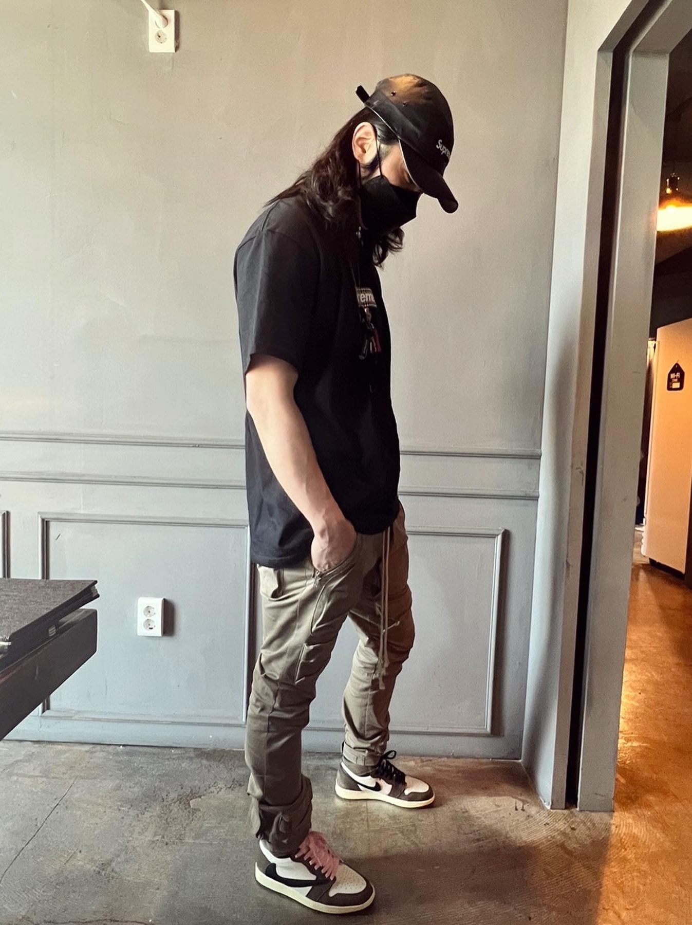 Supreme x Burberry Box Logo T-Shirt Black - 22SS, Supreme Leather Camp Cap Black - 21SS 착용 스타일 - 2