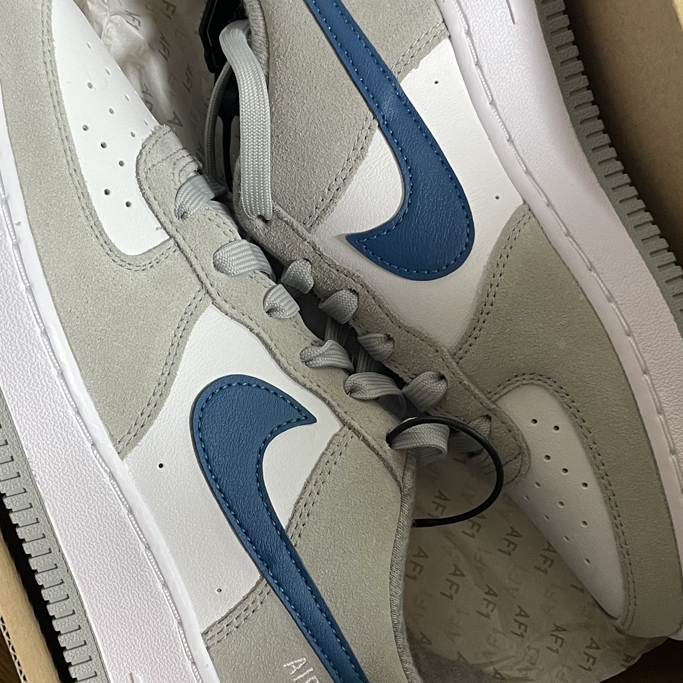 (GS) Nike Air Force 1 LV8 Athletic Club Light Smoke Grey Marina 착용 스타일 - 1