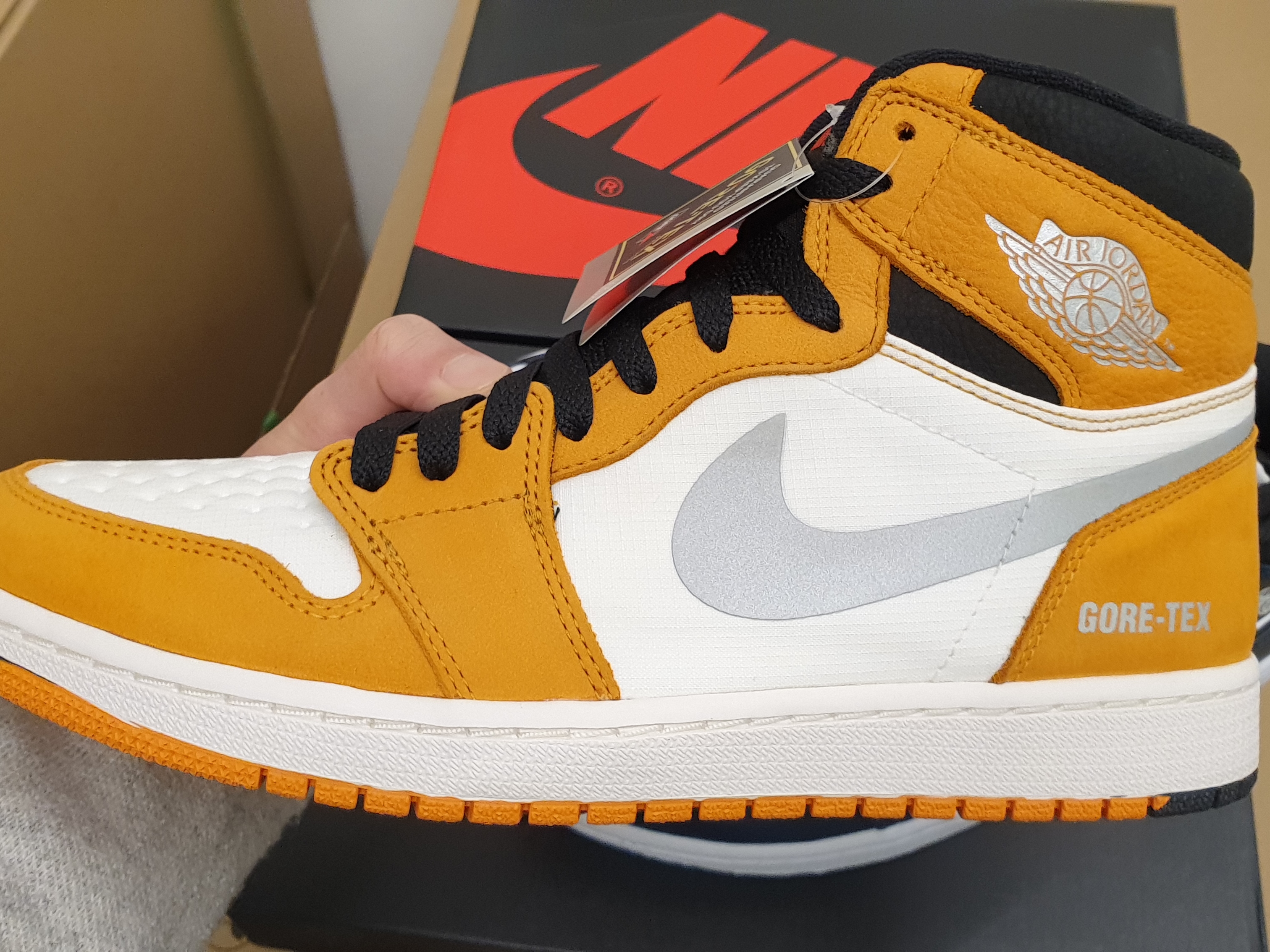 Jordan 1 Element Gore-Tex Light Curry 착용 스타일