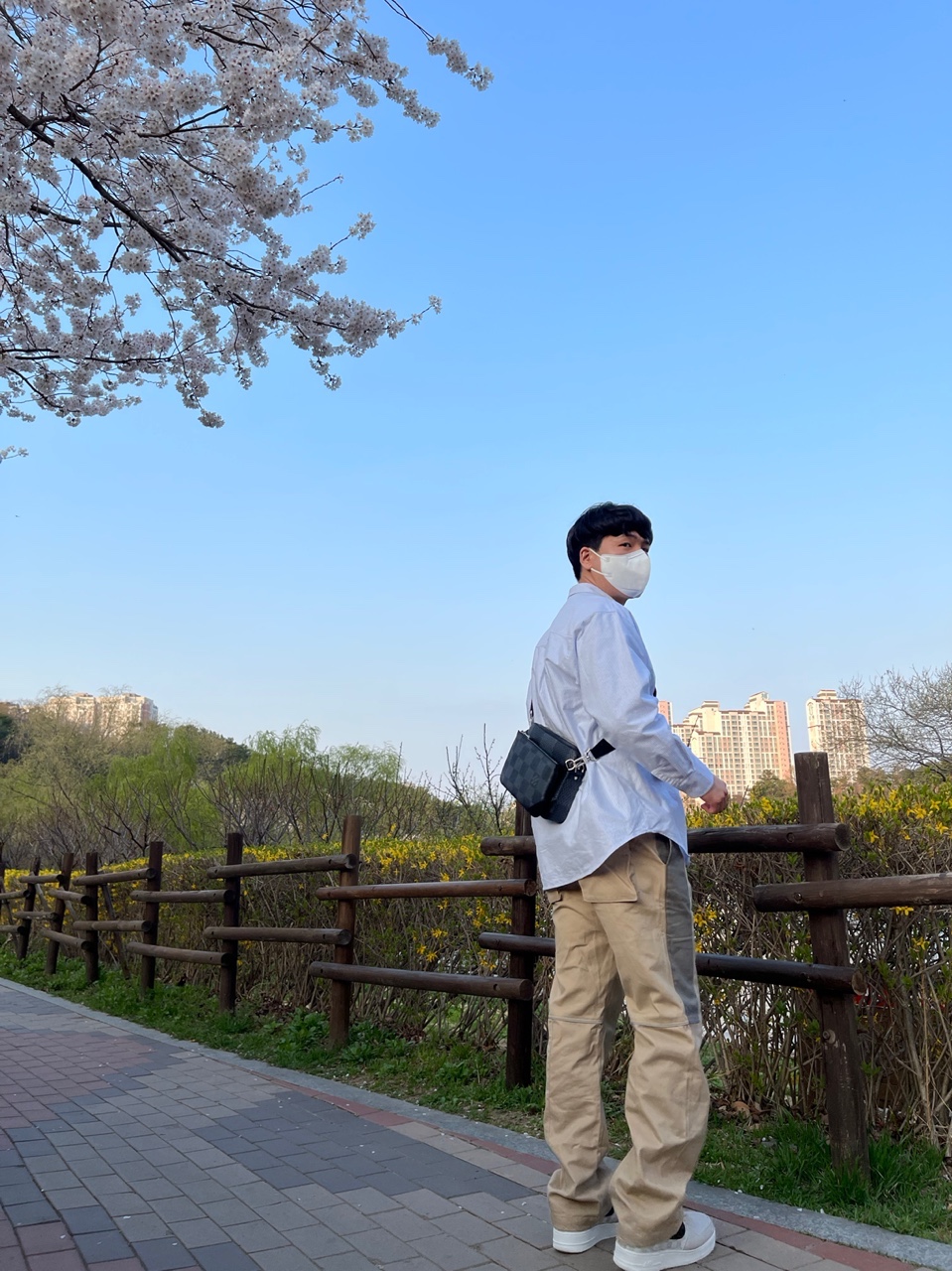 Nike Air Force 1 '07 QS LBJ 착용 스타일 - 2