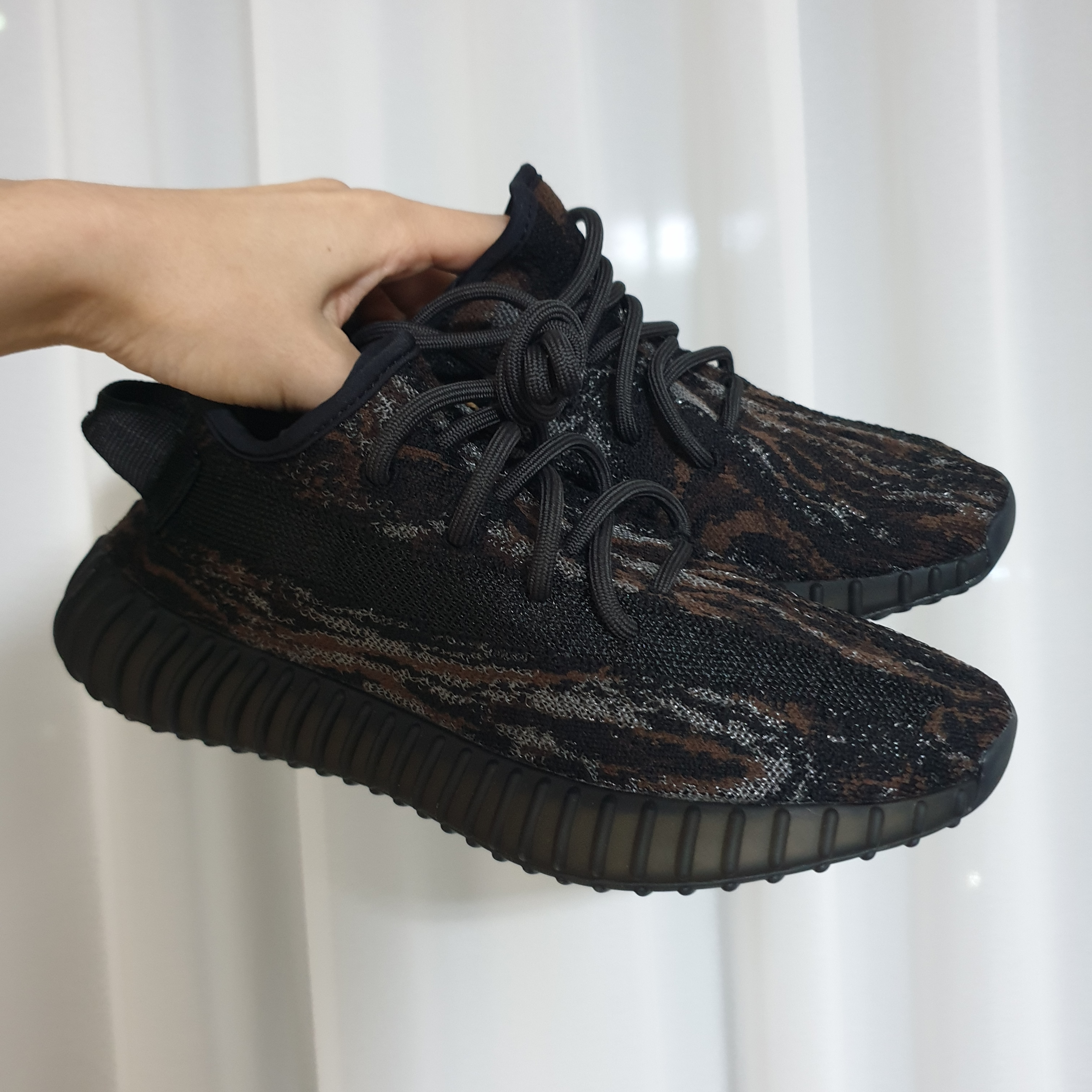 Adidas Yeezy Boost 350 V2 MX Rock 착용 스타일 - 1