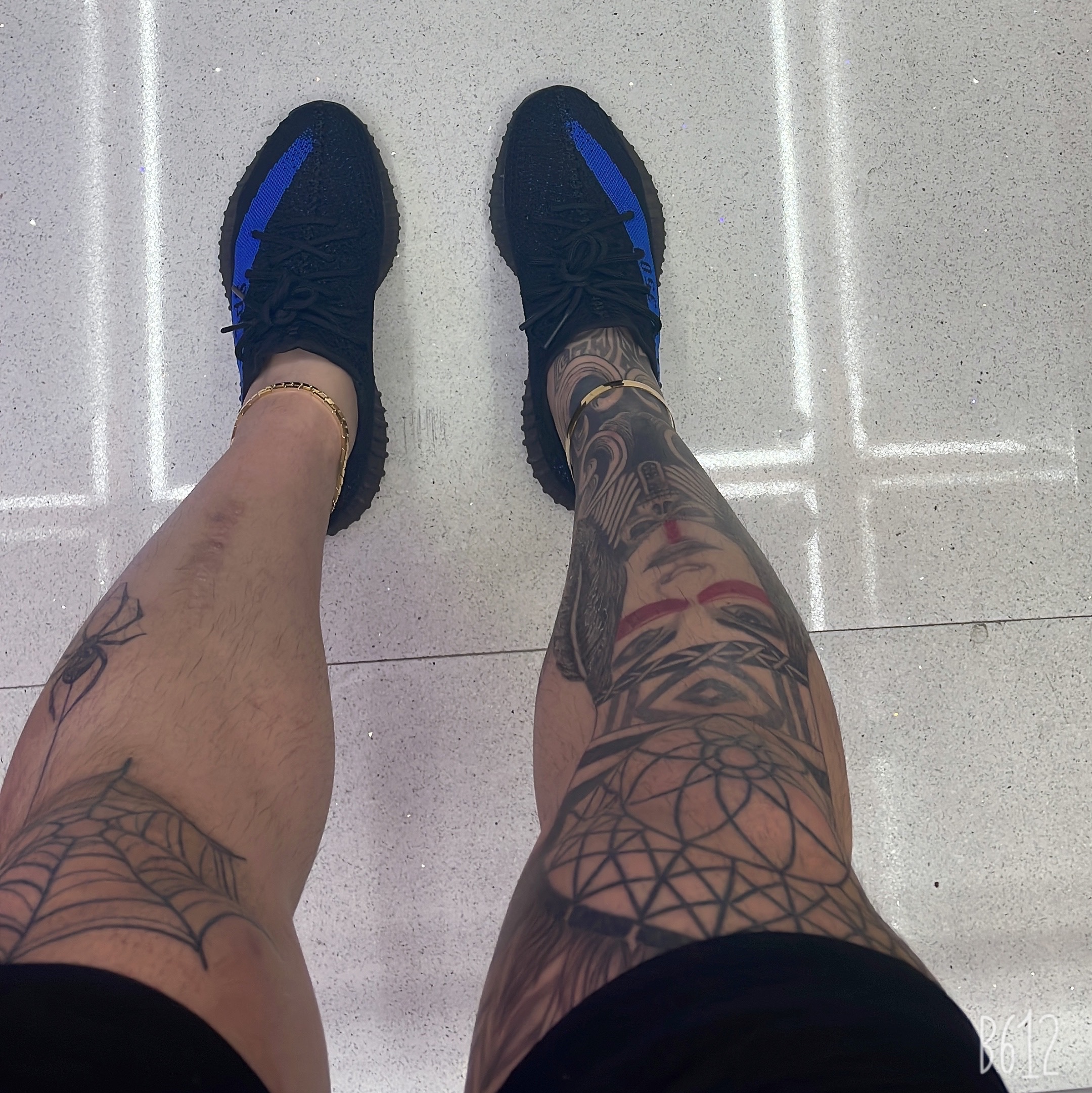 Adidas Yeezy Boost 350 V2 Dazzling Blue 착용 스타일