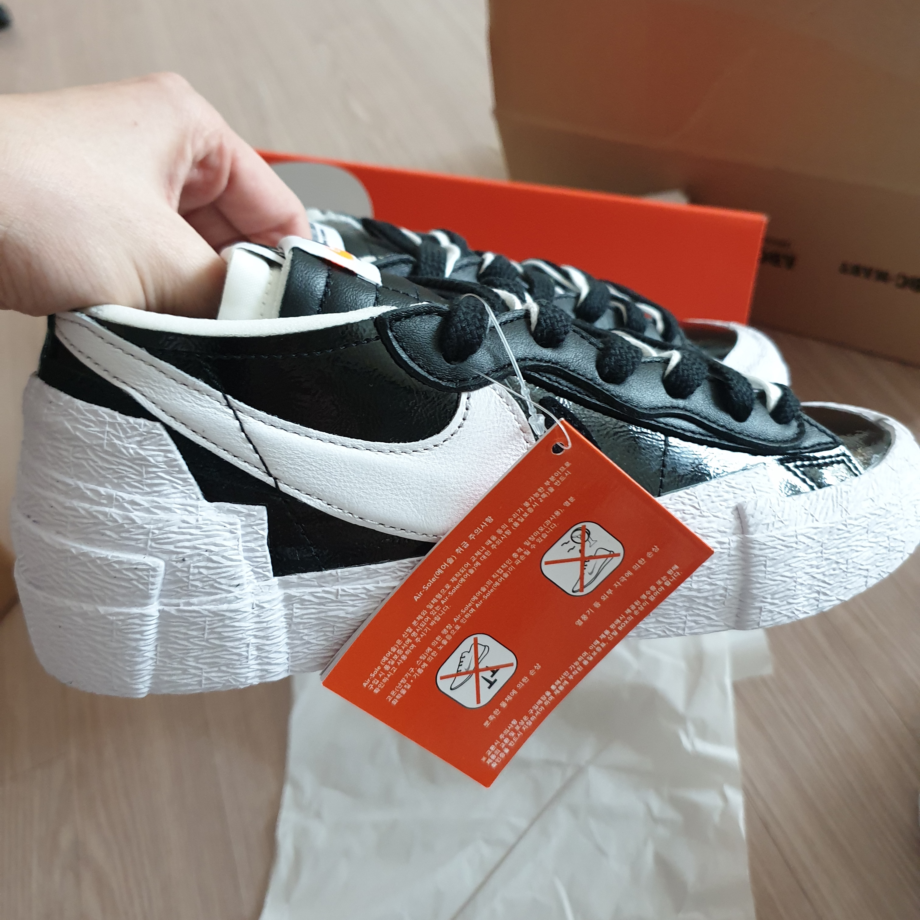 Nike x Sacai Blazer Low Black Patent Leather 착용 스타일 - 2
