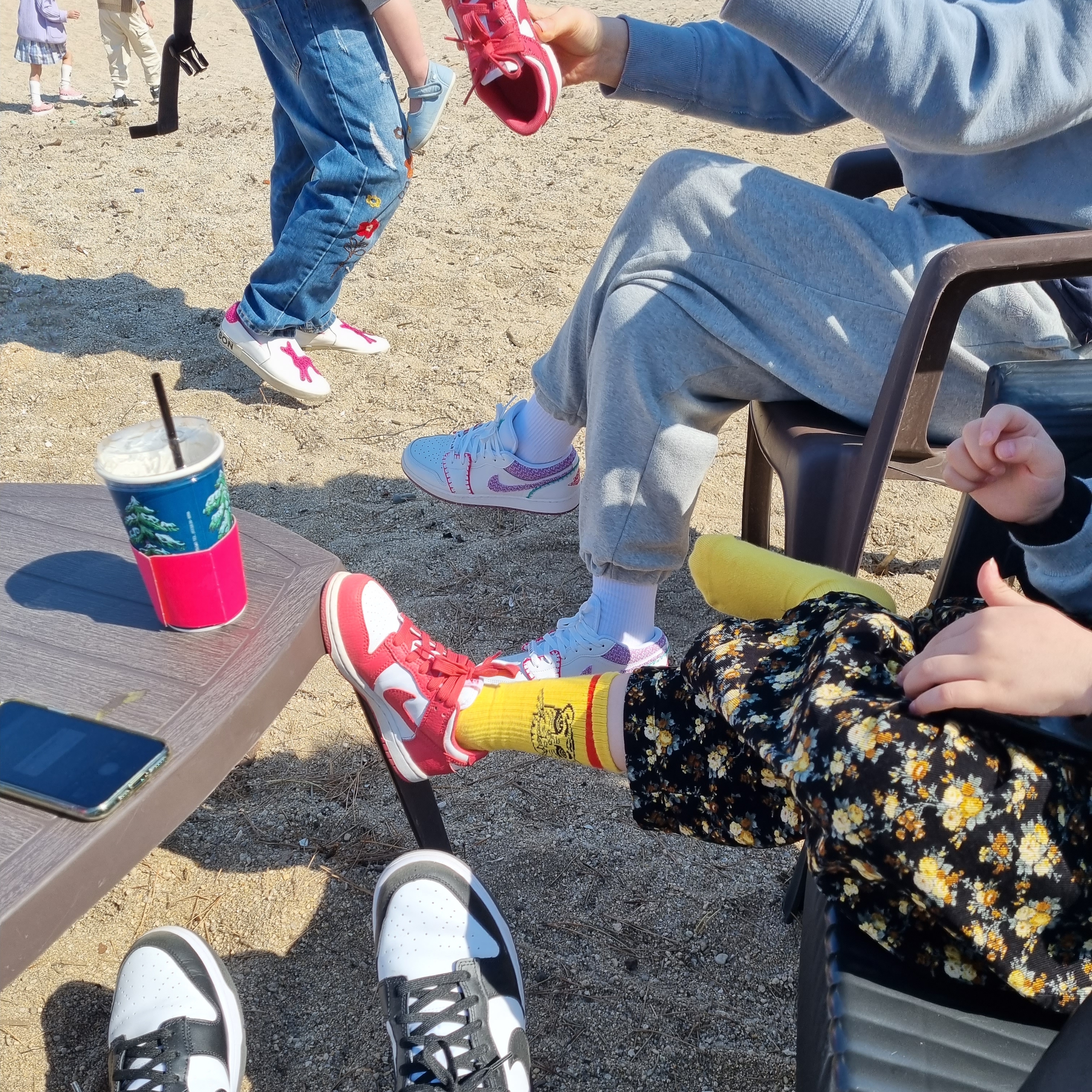 (GS) Jordan 1 Low SE White Light Bordeuax, (PS) Nike Dunk Low Archeo Pink 착용 스타일