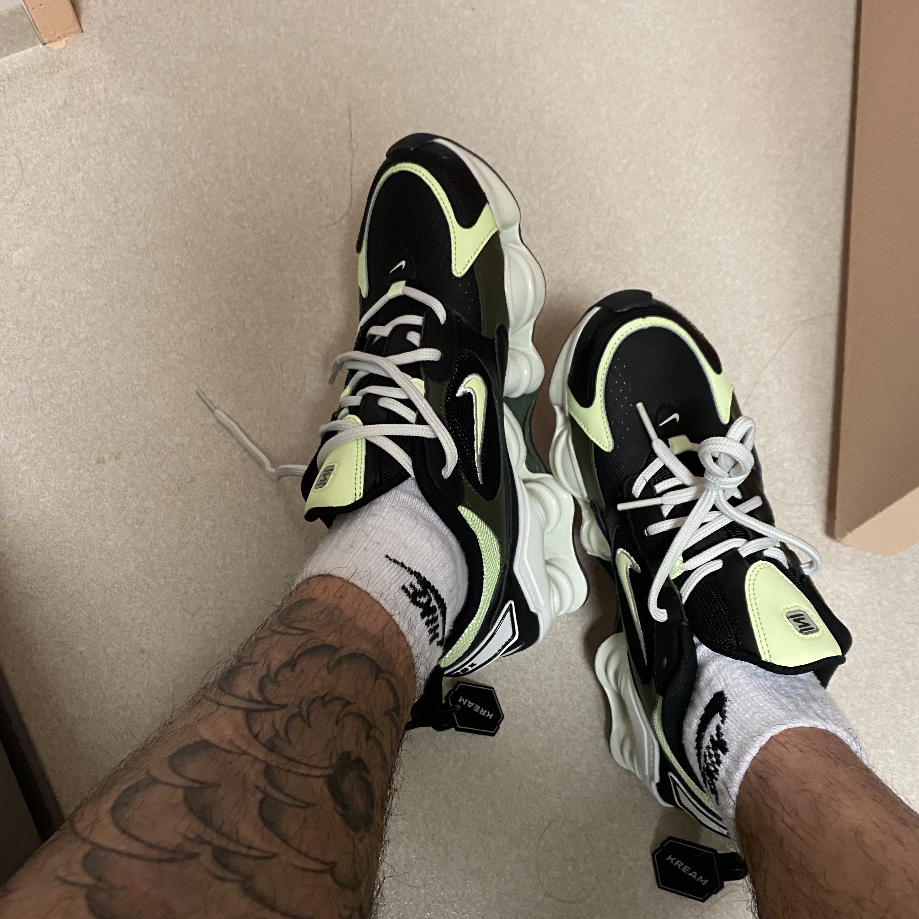(W) Nike Shox Nova Black Barely Volt 착용 스타일