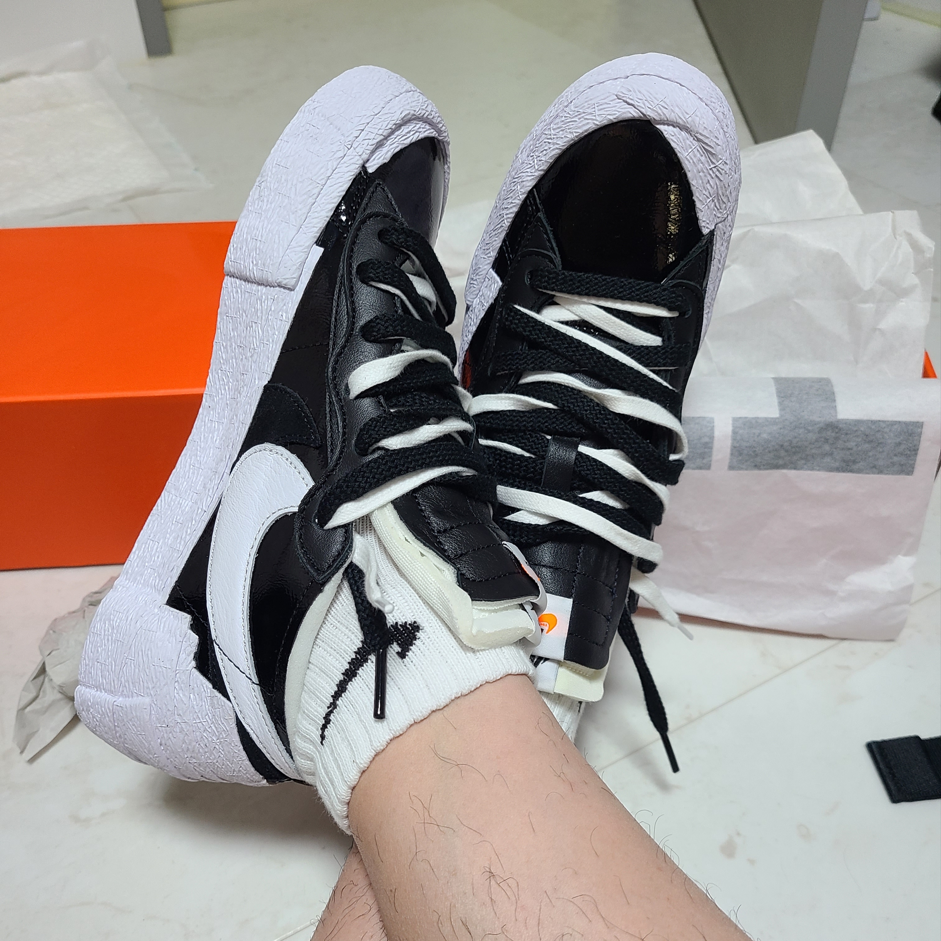 Nike x Sacai Blazer Low Black Patent Leather 착용 스타일 - 2
