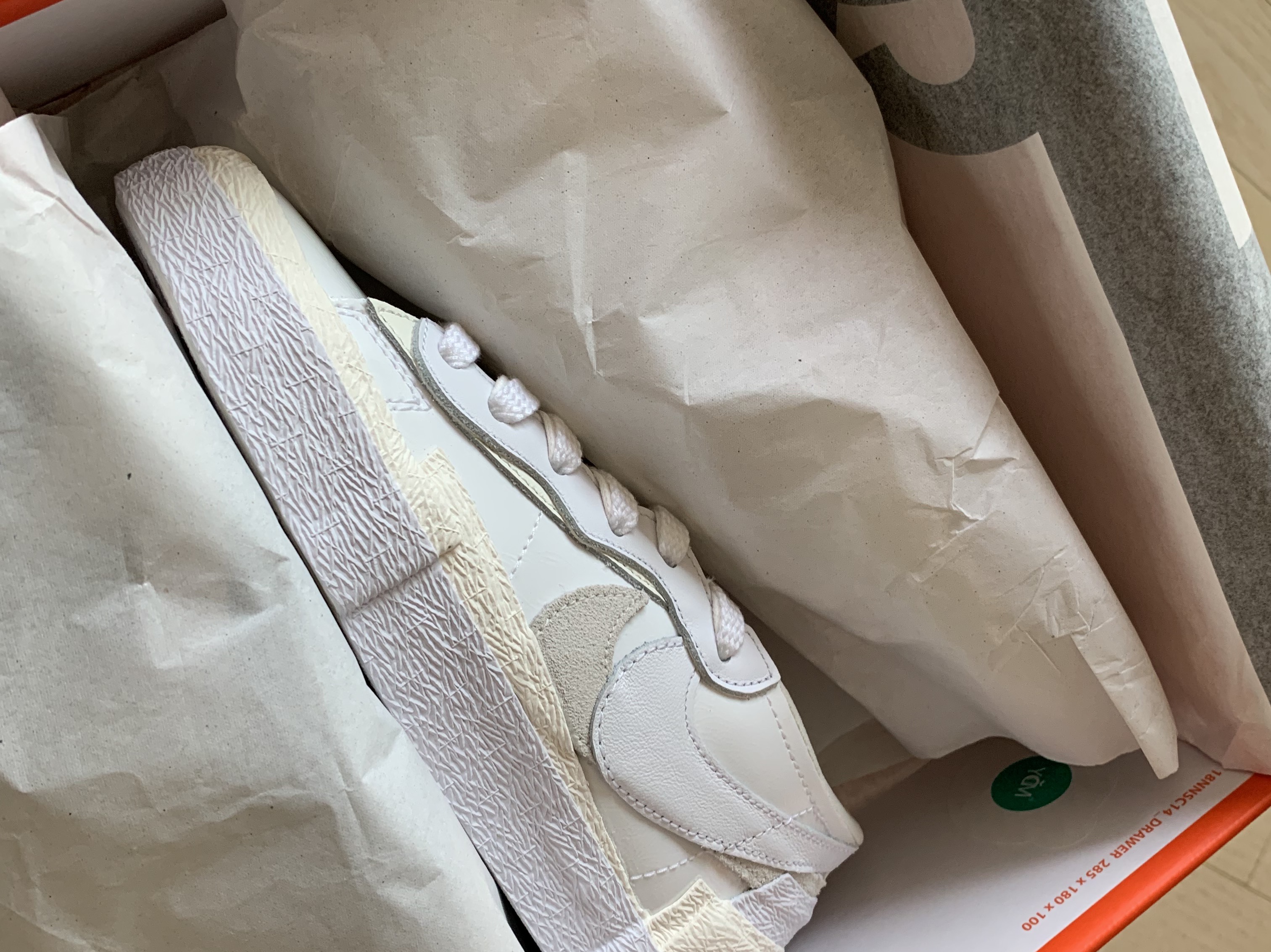 Nike x Sacai Blazer Low White Patent Leather 착용 스타일 - 3