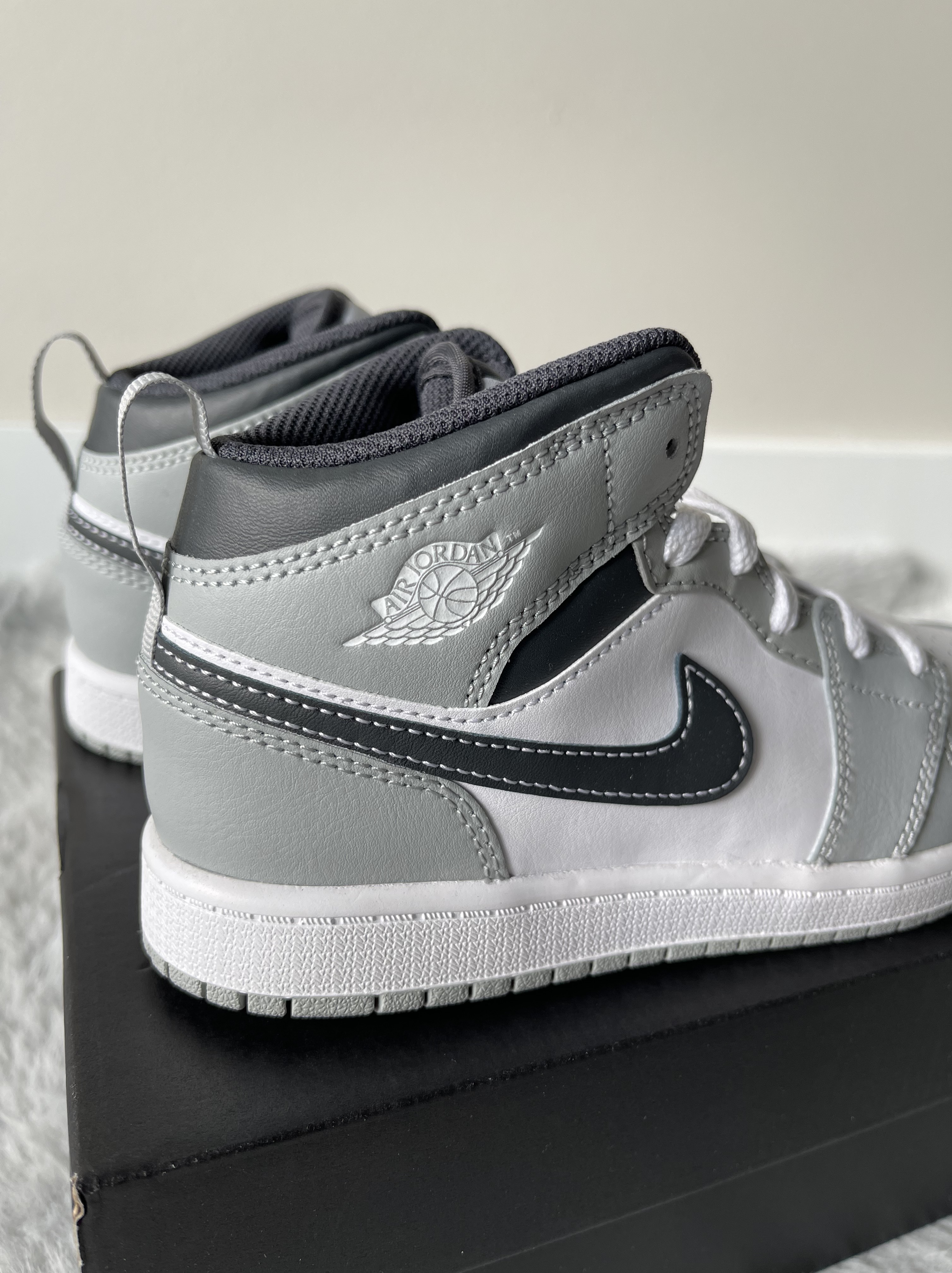 Jordan 1 Mid Light Smoke Grey Anthracite 착용 스타일 - 2
