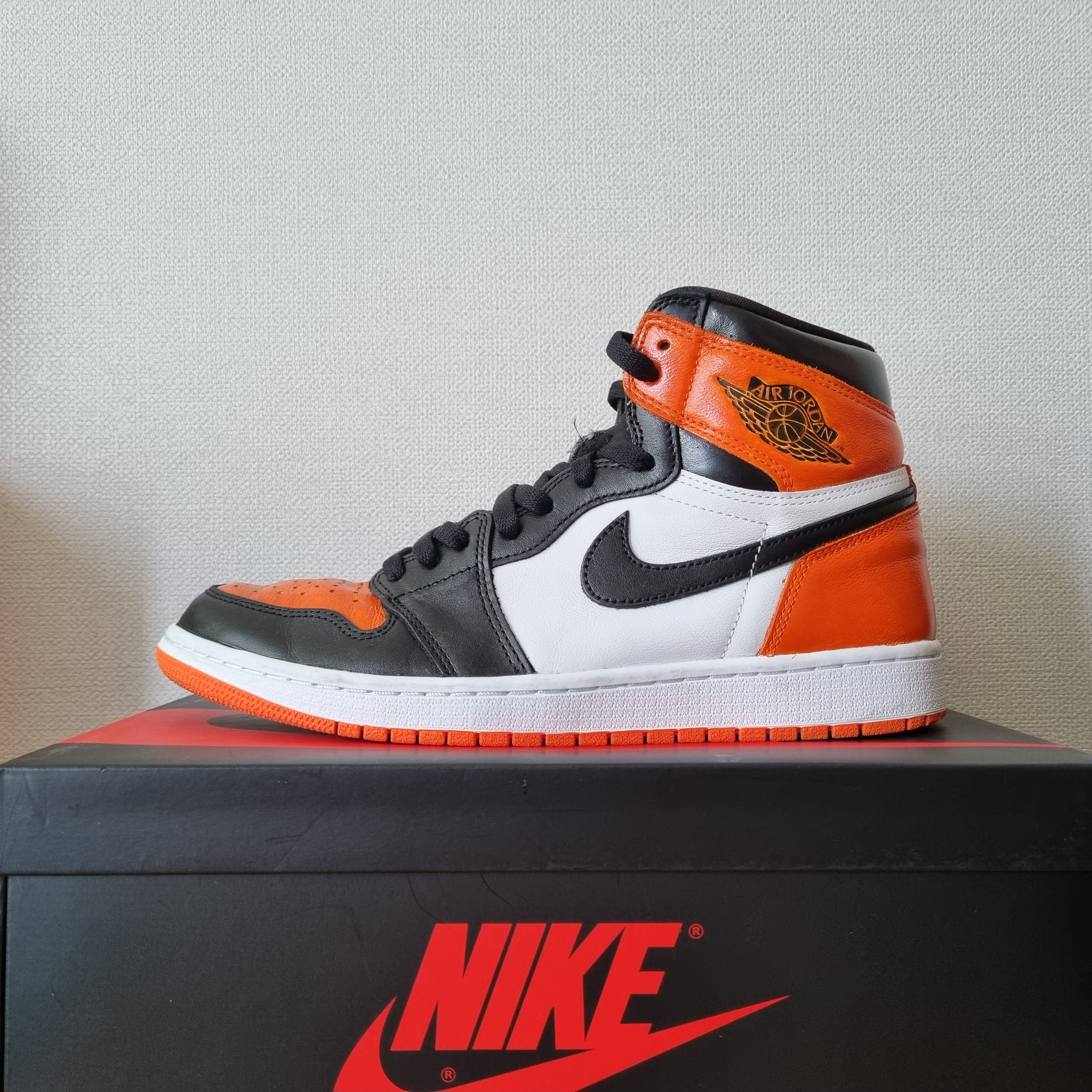 Jordan 1 Retro High OG Electro Orange 착용 스타일 - 1