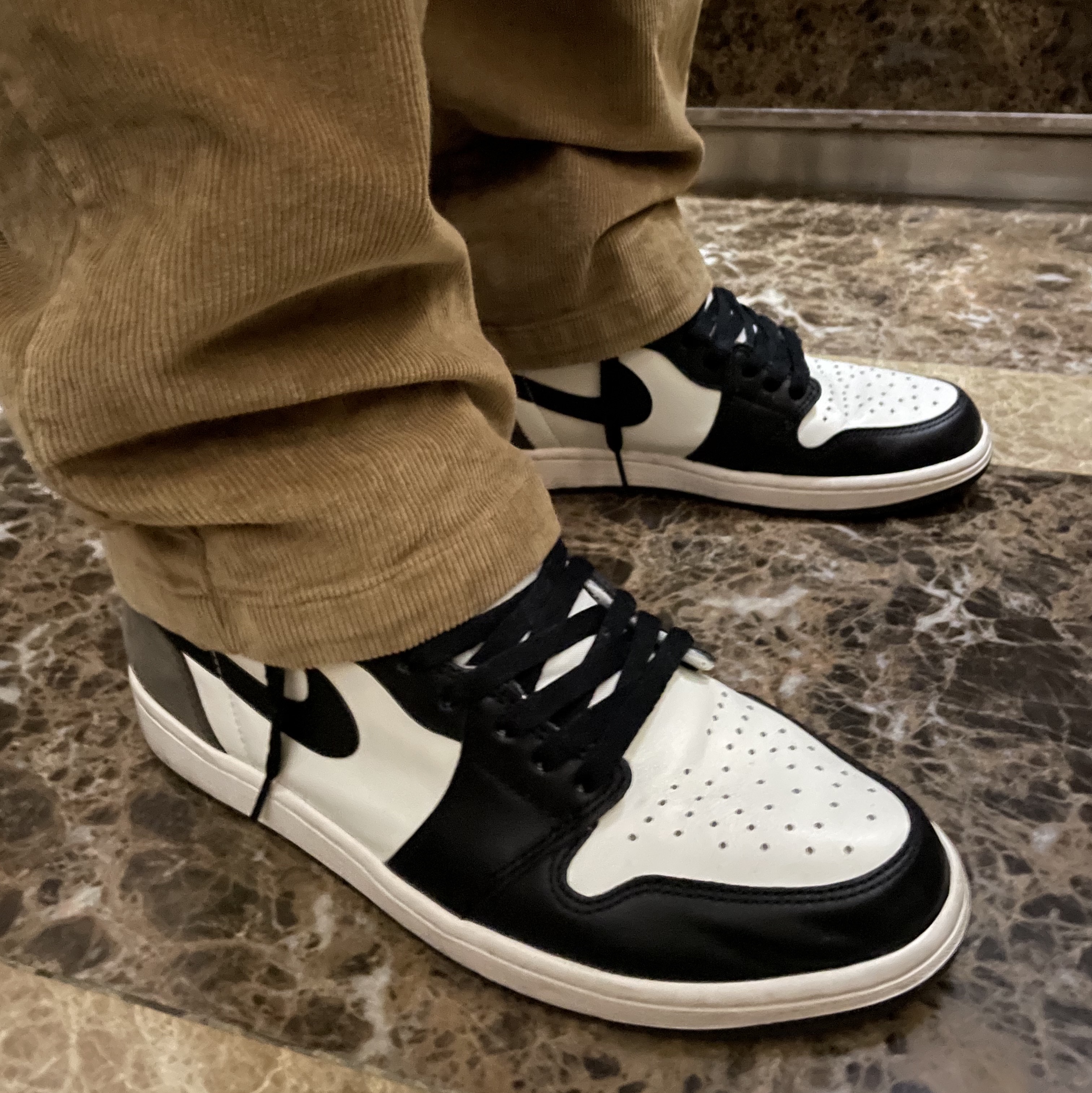 Jordan 1 Retro High OG Black Mocha, Supreme Raised Handstyle Hooded Sweatshirt Black - 22SS 착용 스타일 - 2