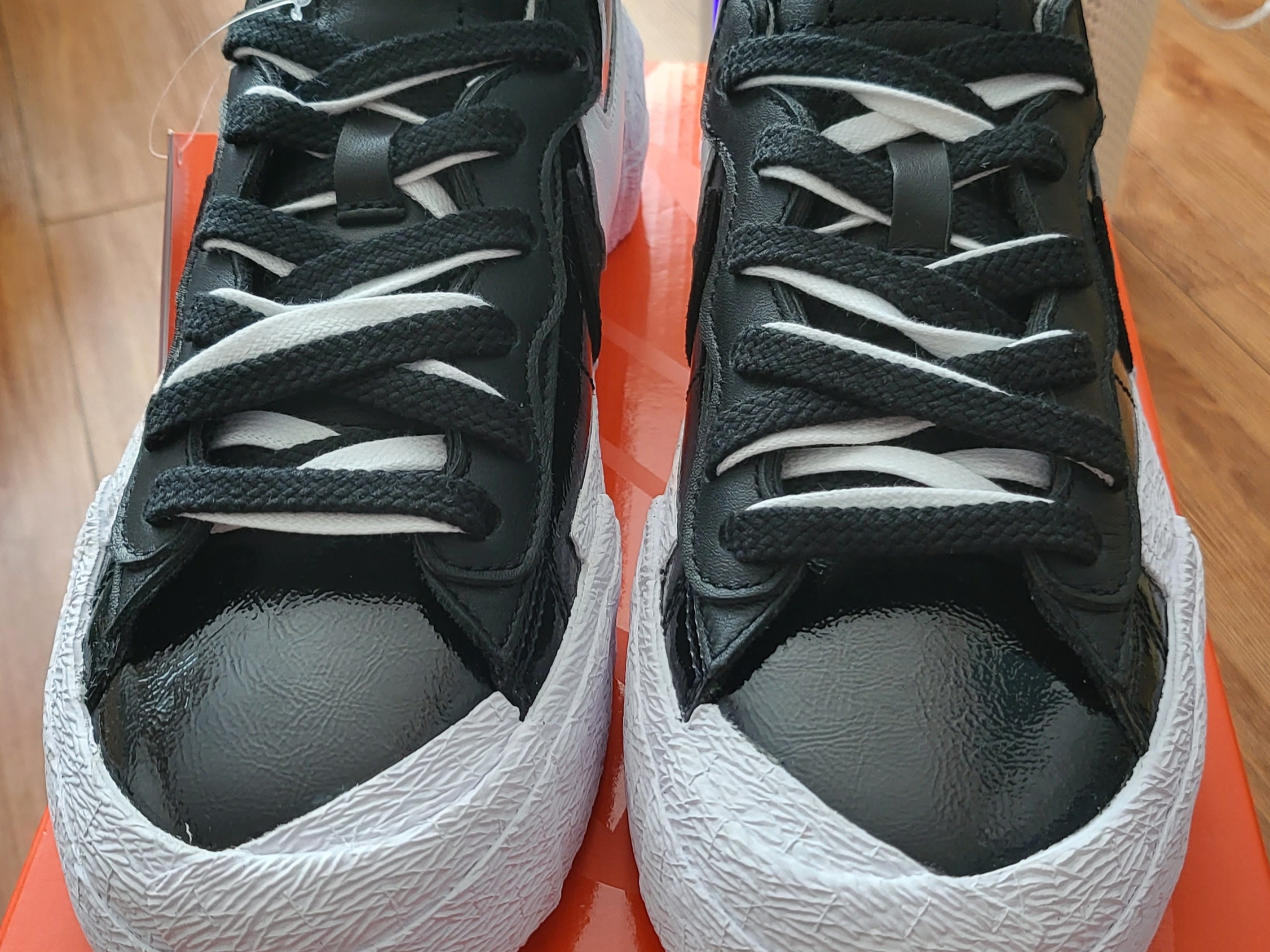 Nike x Sacai Blazer Low Black Patent Leather 착용 스타일 - 2
