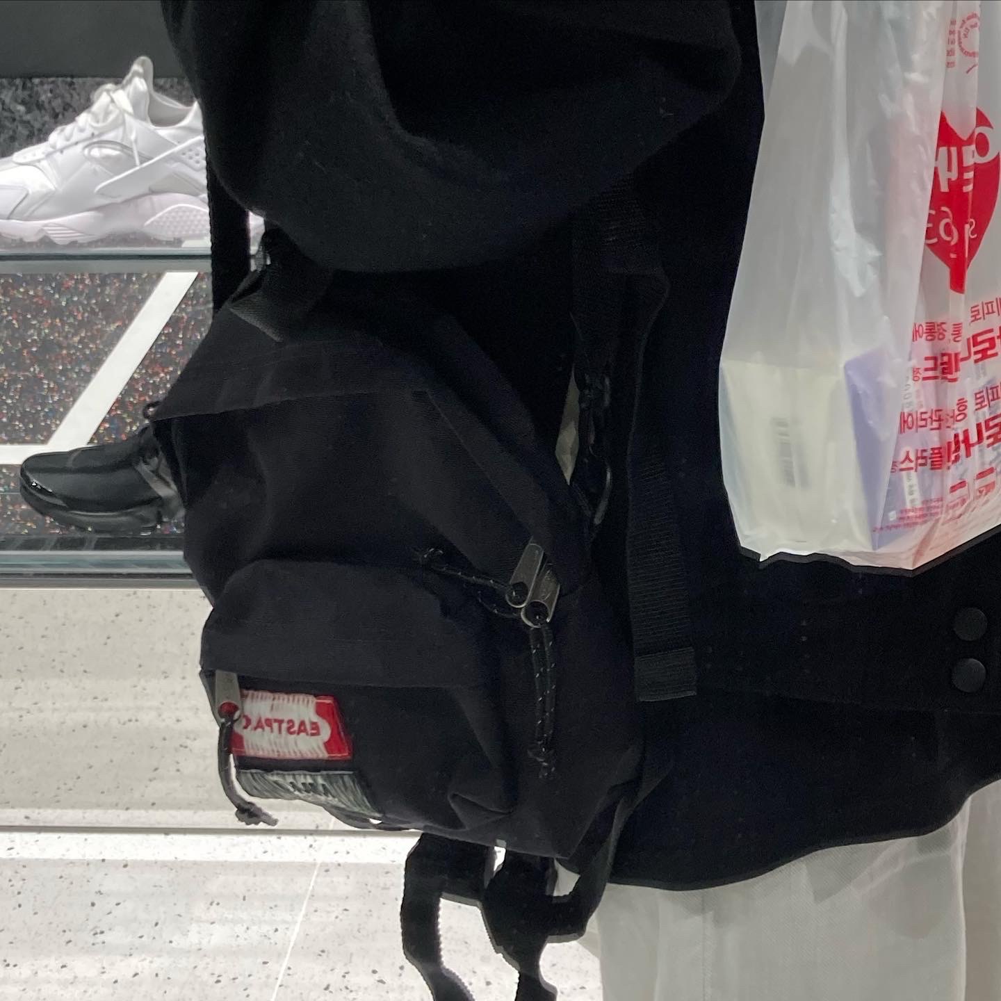 Asics x I4P Gel-1130 Mink Glacier Grey, MM6 Maison Margiela x Eastpak Mini Shoulder Bag Black 착용 스타일 - 4