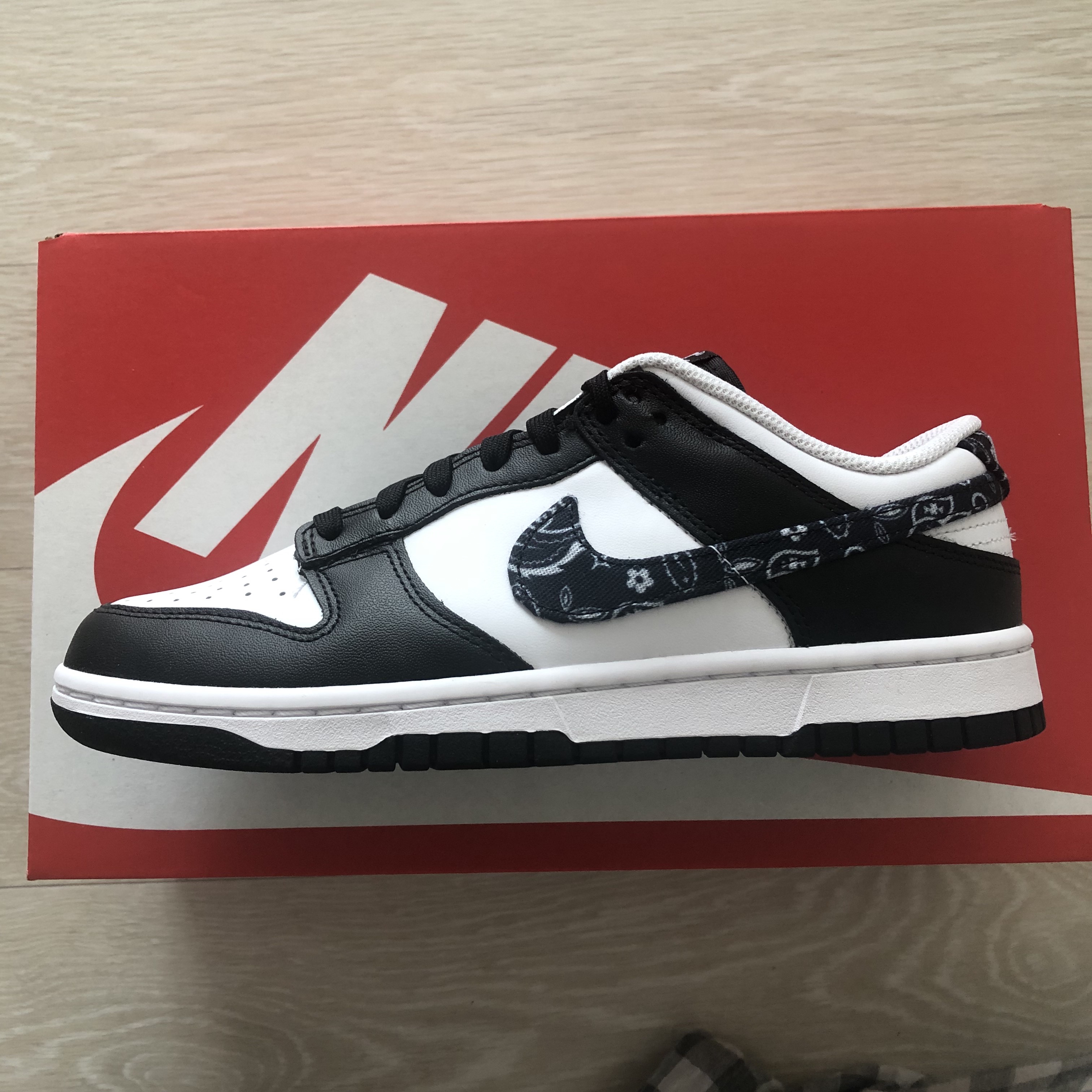 (W) Nike Dunk Low Essential Black Paisley 착용 스타일 - 2