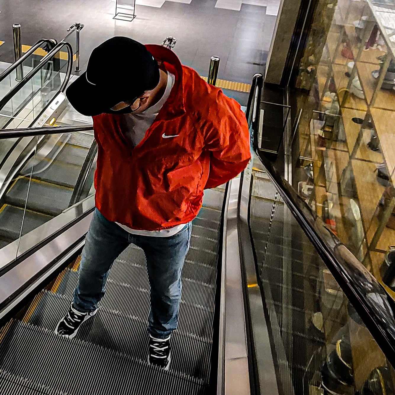 Nike x Stussy Windrunner Jacket Habanero Red, Nike x Sacai Blazer Low Black Patent Leather 착용 스타일 - 2
