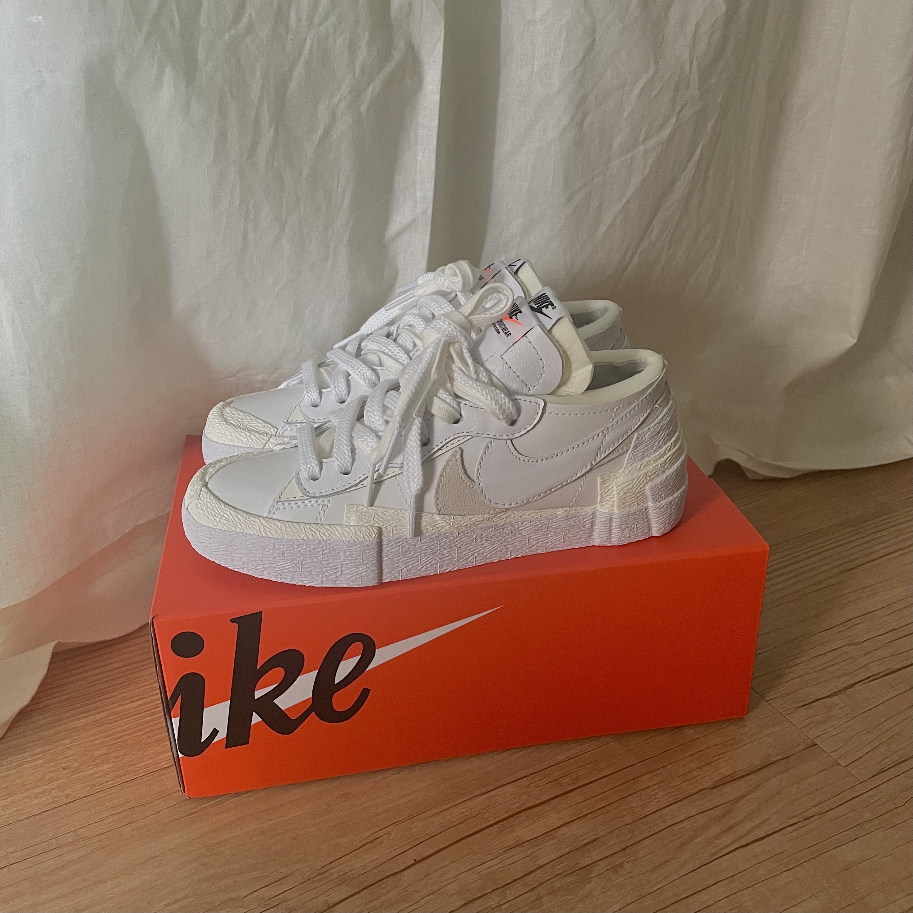 Nike x Sacai Blazer Low White Patent Leather 착용 스타일 - 1