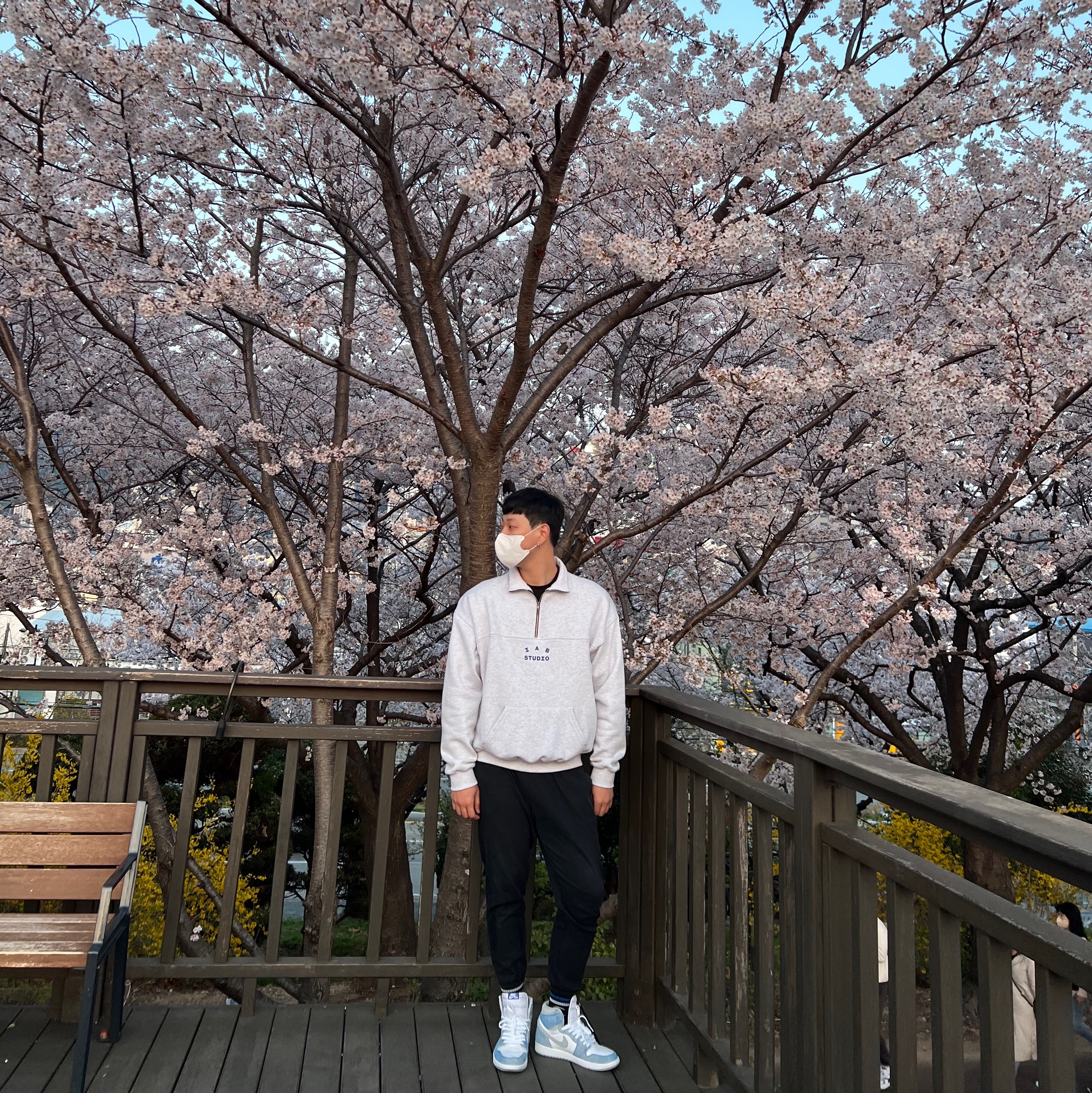 IAB Studio Half Zip Pullover Light Gray, Jordan 1 Retro High OG Hyper Royal 착용 스타일 - 1