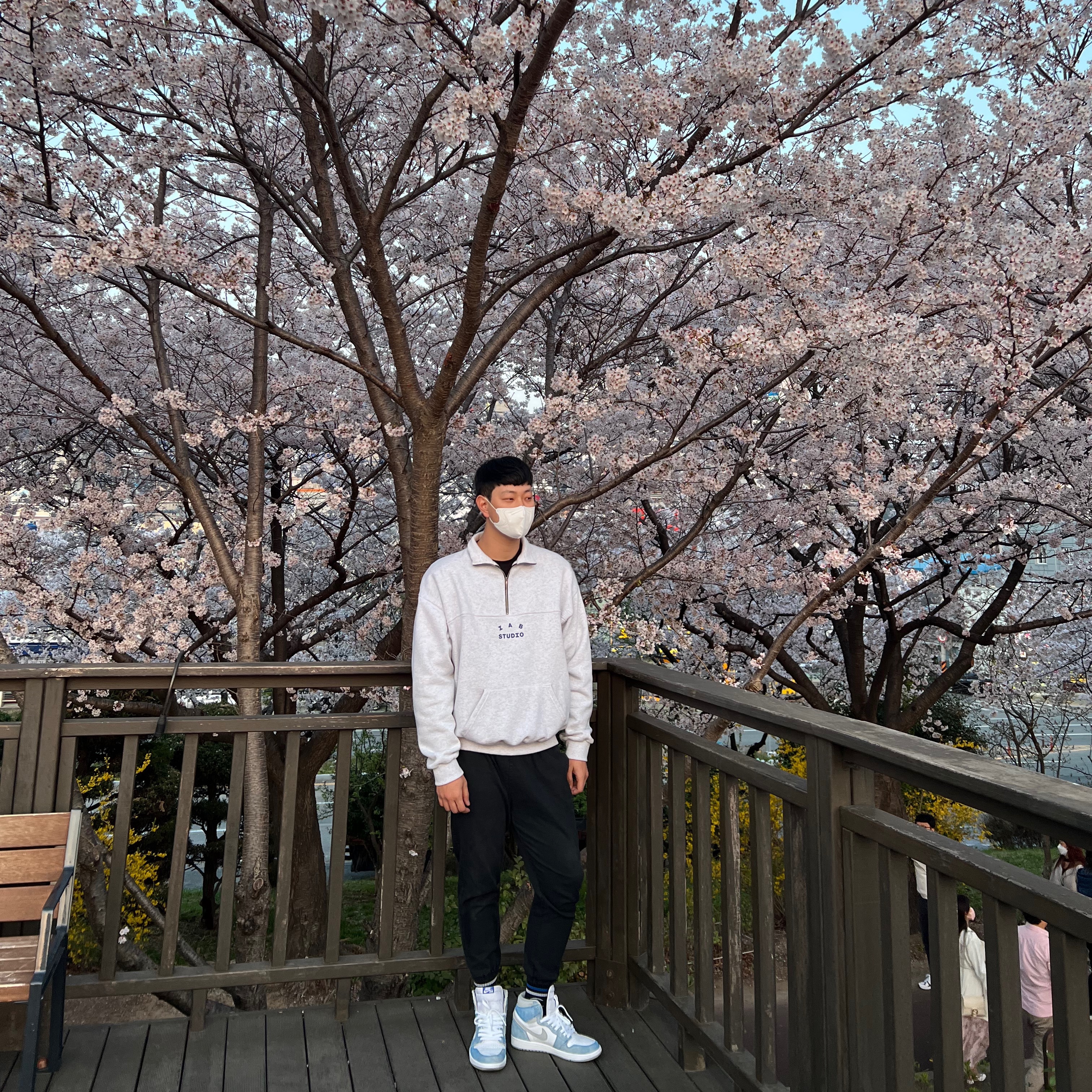 IAB Studio Half Zip Pullover Light Gray, Jordan 1 Retro High OG Hyper Royal 착용 스타일 - 2