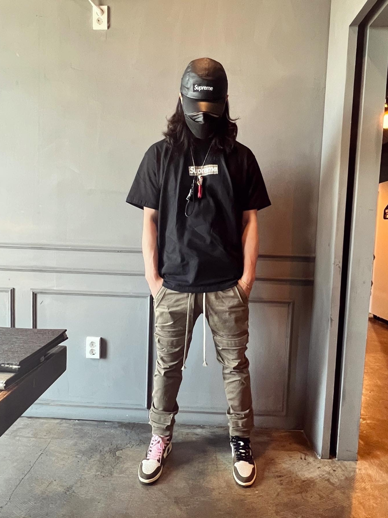 Supreme x Burberry Box Logo T-Shirt Black - 22SS, Supreme Leather Camp Cap Black - 21SS 착용 스타일 - 1