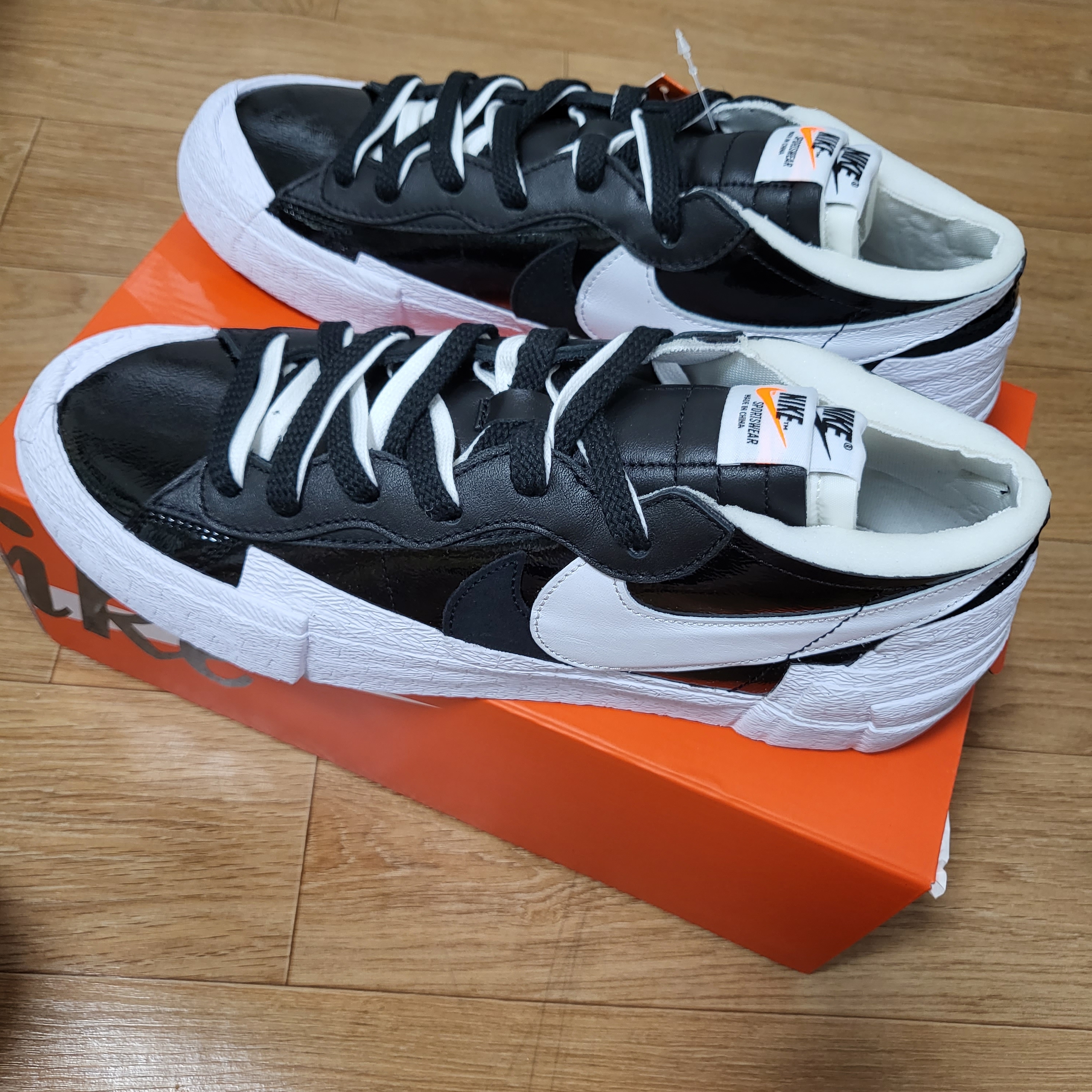 Nike x Sacai Blazer Low Black Patent Leather 착용 스타일 - 3