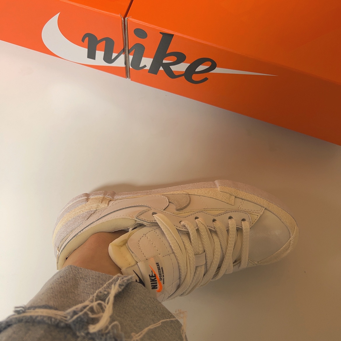 Nike x Sacai Blazer Low White Patent Leather, Nike x Sacai Blazer Low Black Patent Leather 착용 스타일 - 2