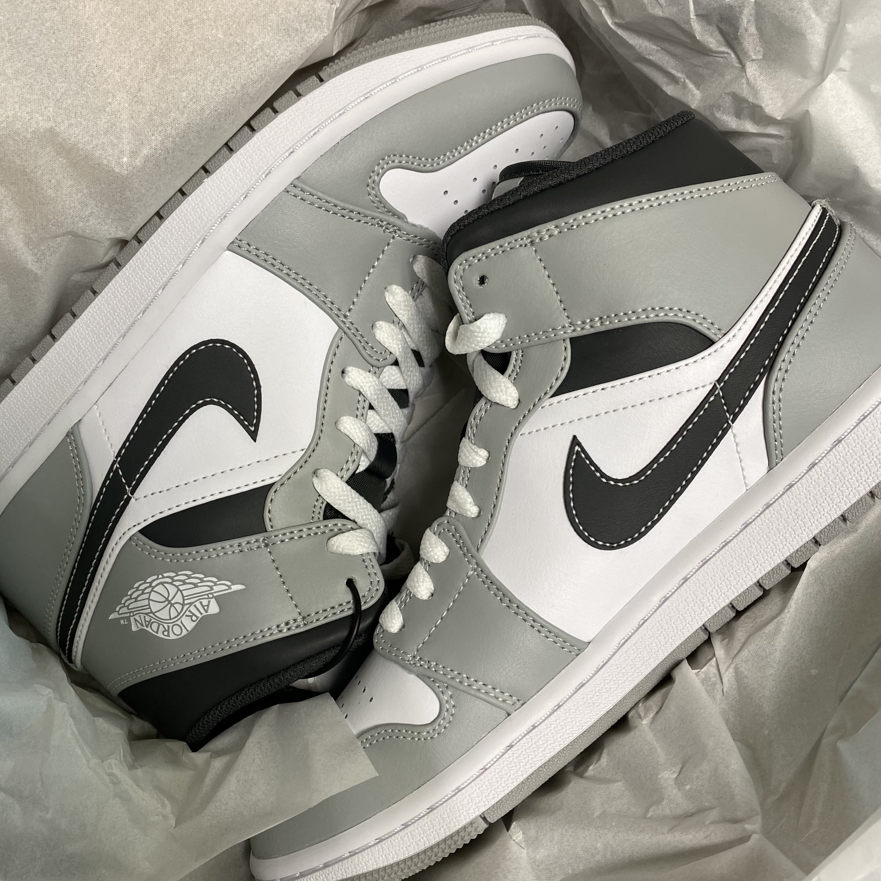 Jordan 1 Mid Light Smoke Grey Anthracite 착용 스타일 - 1