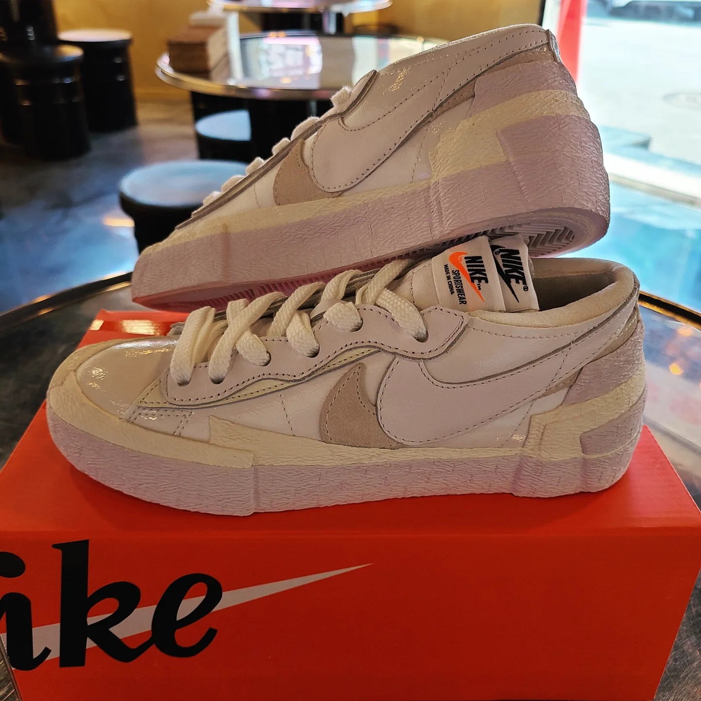 Nike x Sacai Blazer Low White Patent Leather 착용 스타일 - 2