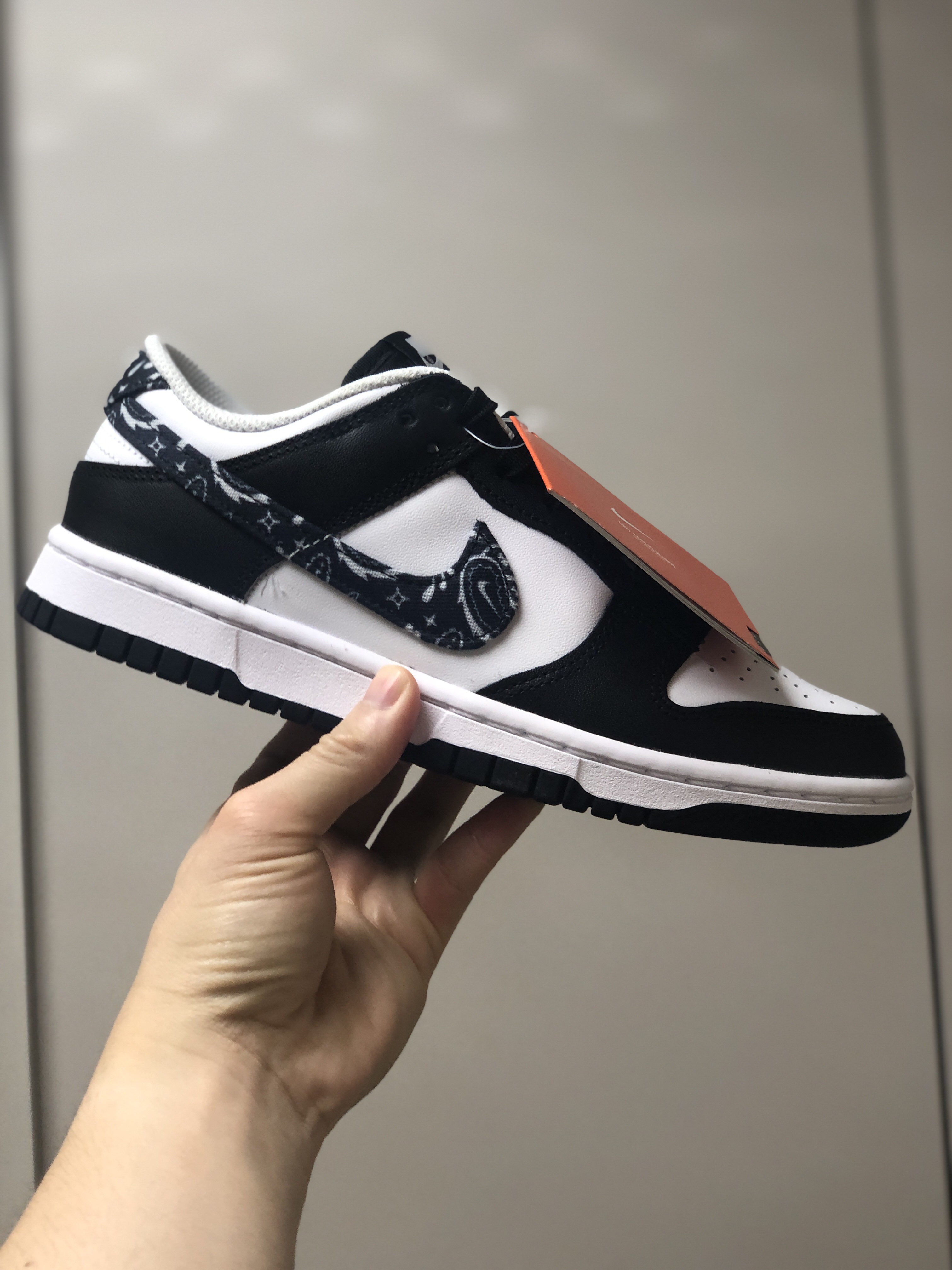 (W) Nike Dunk Low Essential Black Paisley 착용 스타일