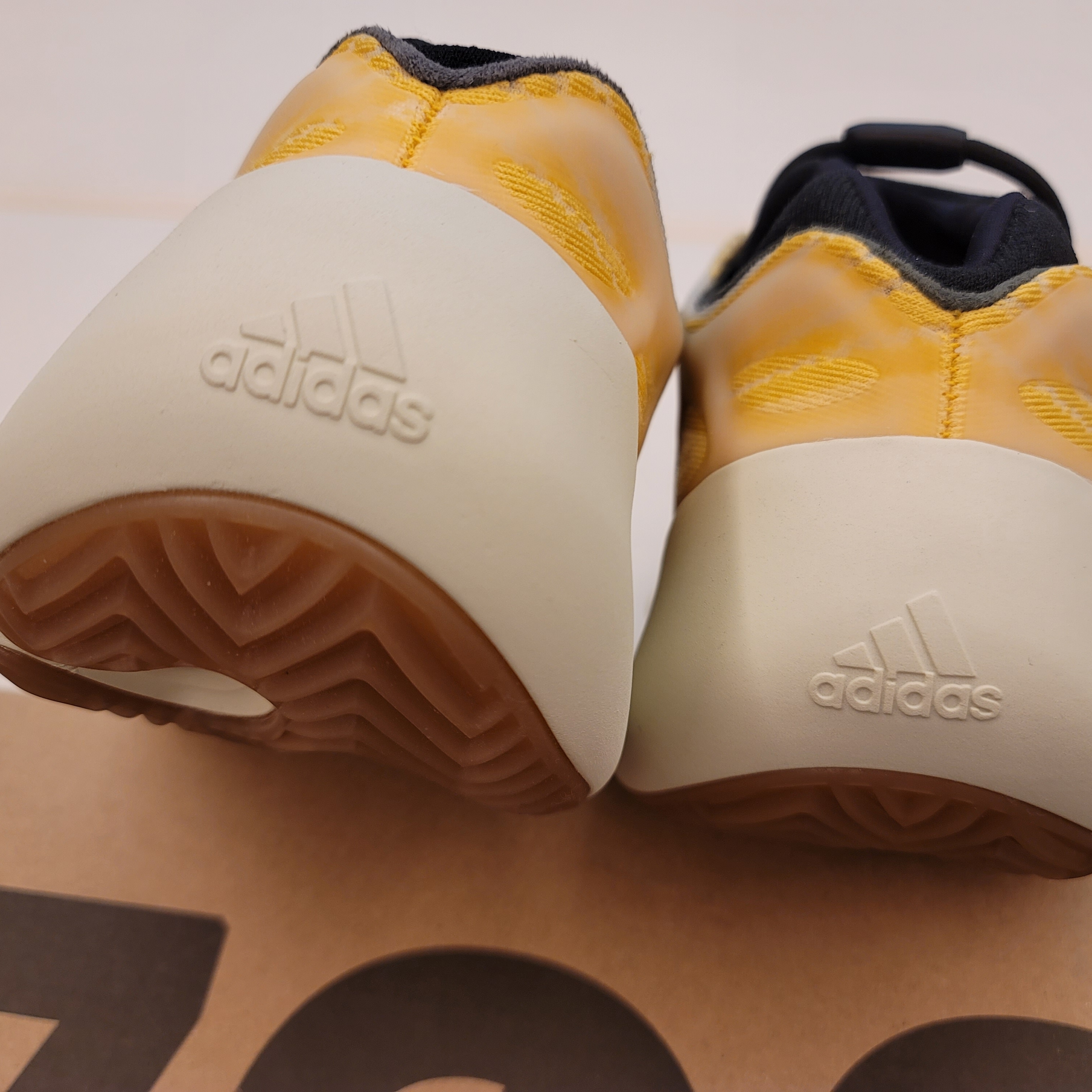 Adidas Yeezy 700 V3 Mono Safflower 착용 스타일 - 3
