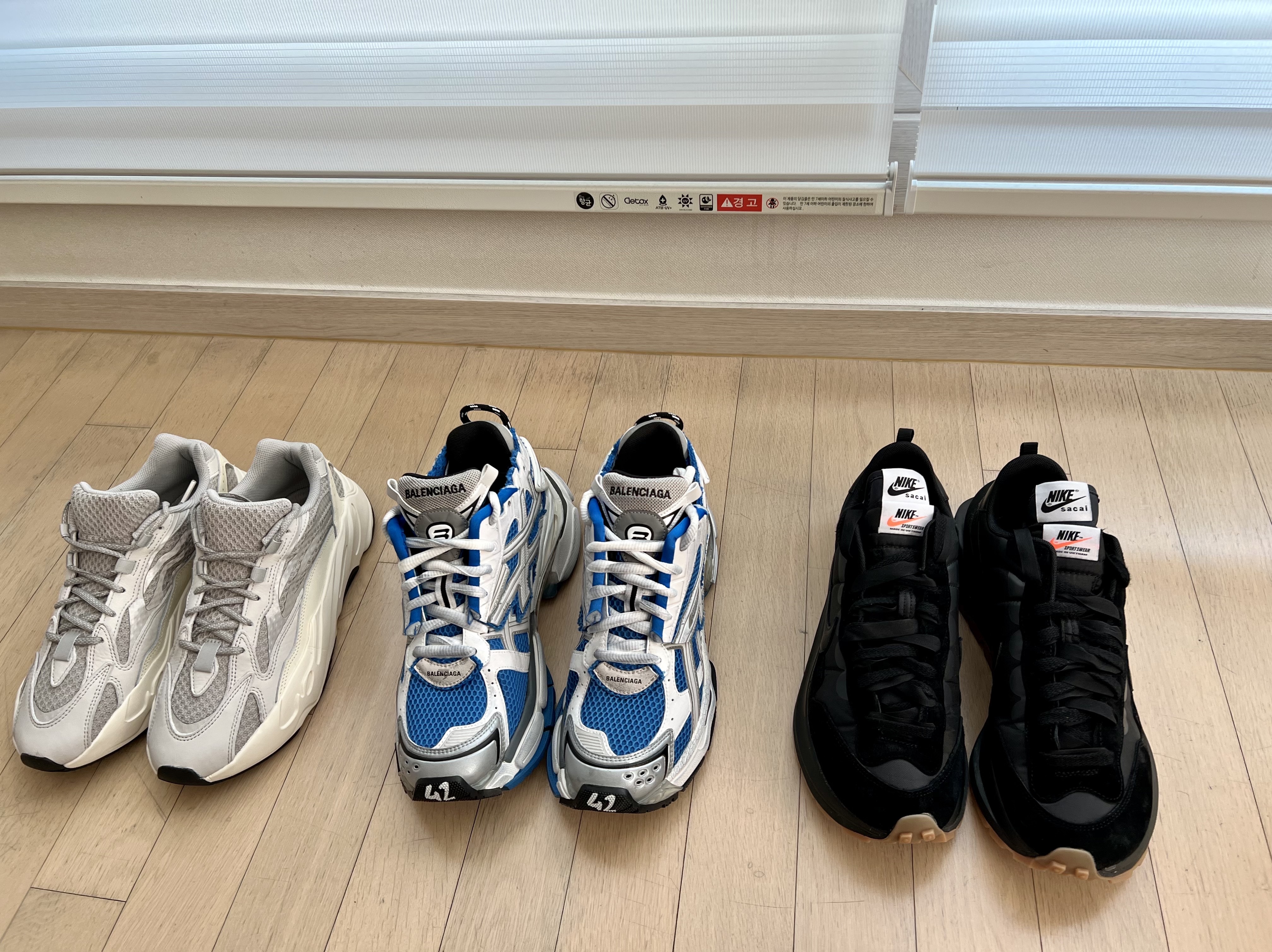 Adidas Yeezy Boost 700 V2 Static 2022, Balenciaga Runner Sneakers Blue White 착용 스타일