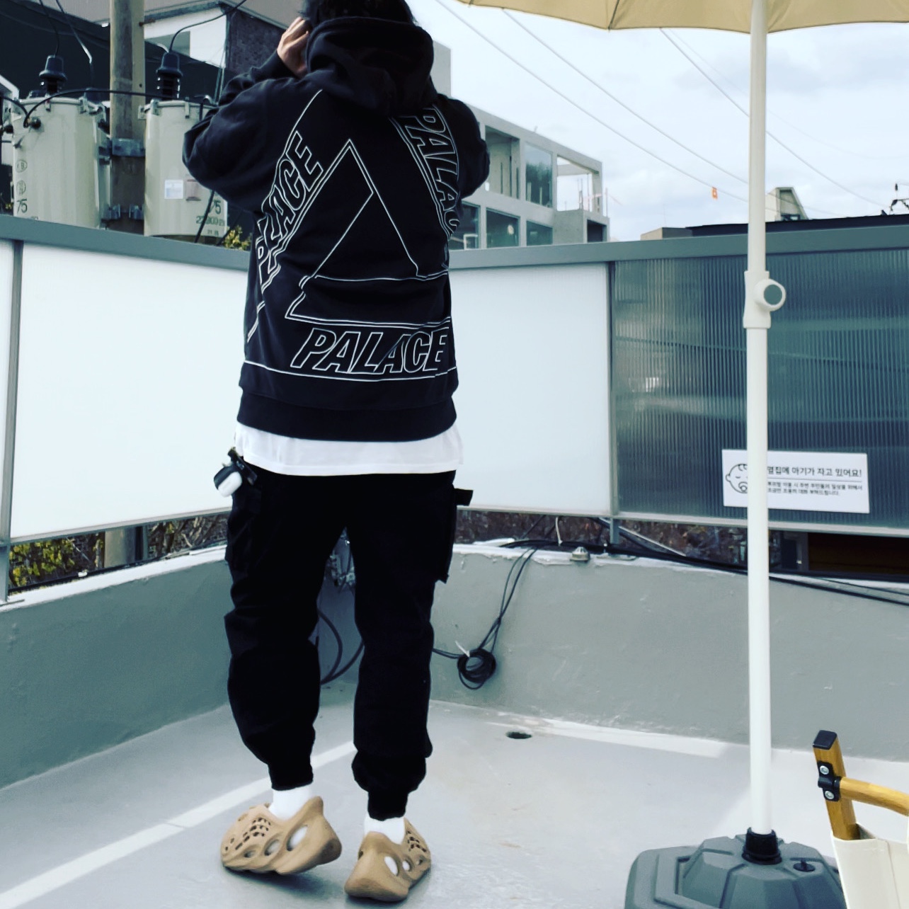 Adidas Yeezy Foam RNNR Ochre, Palace Jumbo Tri-Ferg Drop Shoulder Hood Black - 21FW 착용 스타일