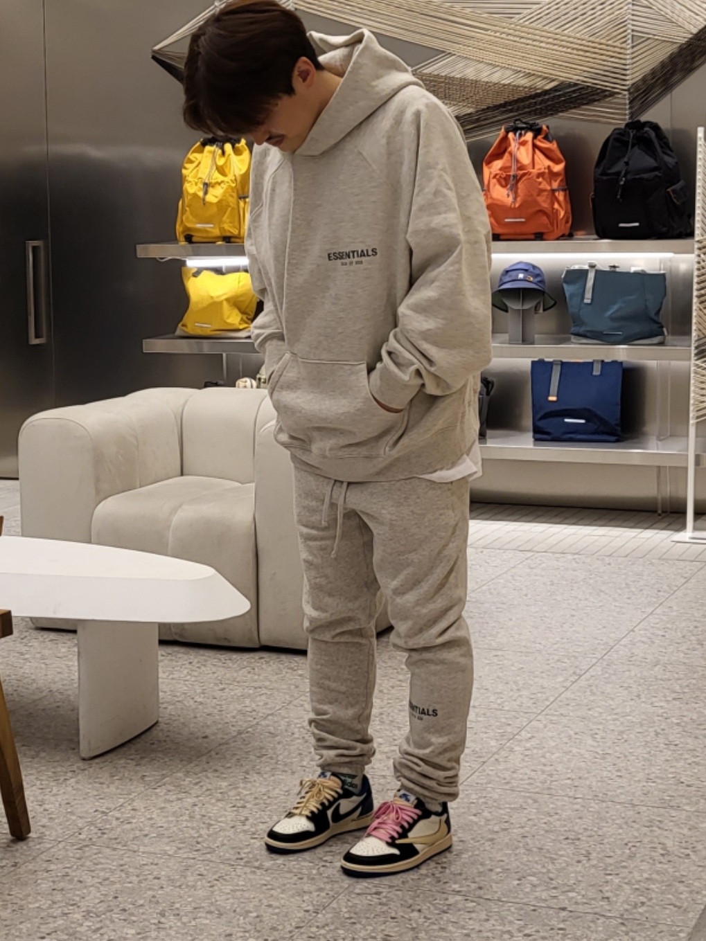 Jordan 1 x Travis Scott x Fragment Retro Low OG SP Military Blue, Essentials The Core Collection Pullover Hoodie Oatmeal 착용 스타일